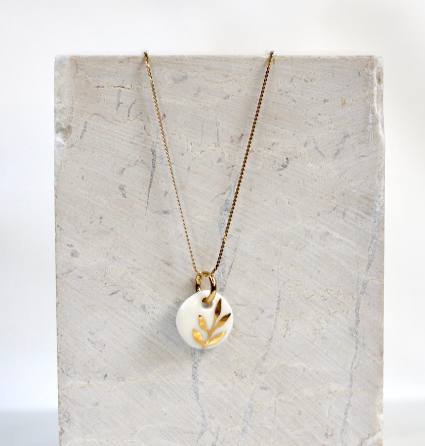 collier en acier inoxydable avec un médaillon à motif floral en porcelaine peint à l'or liquide 