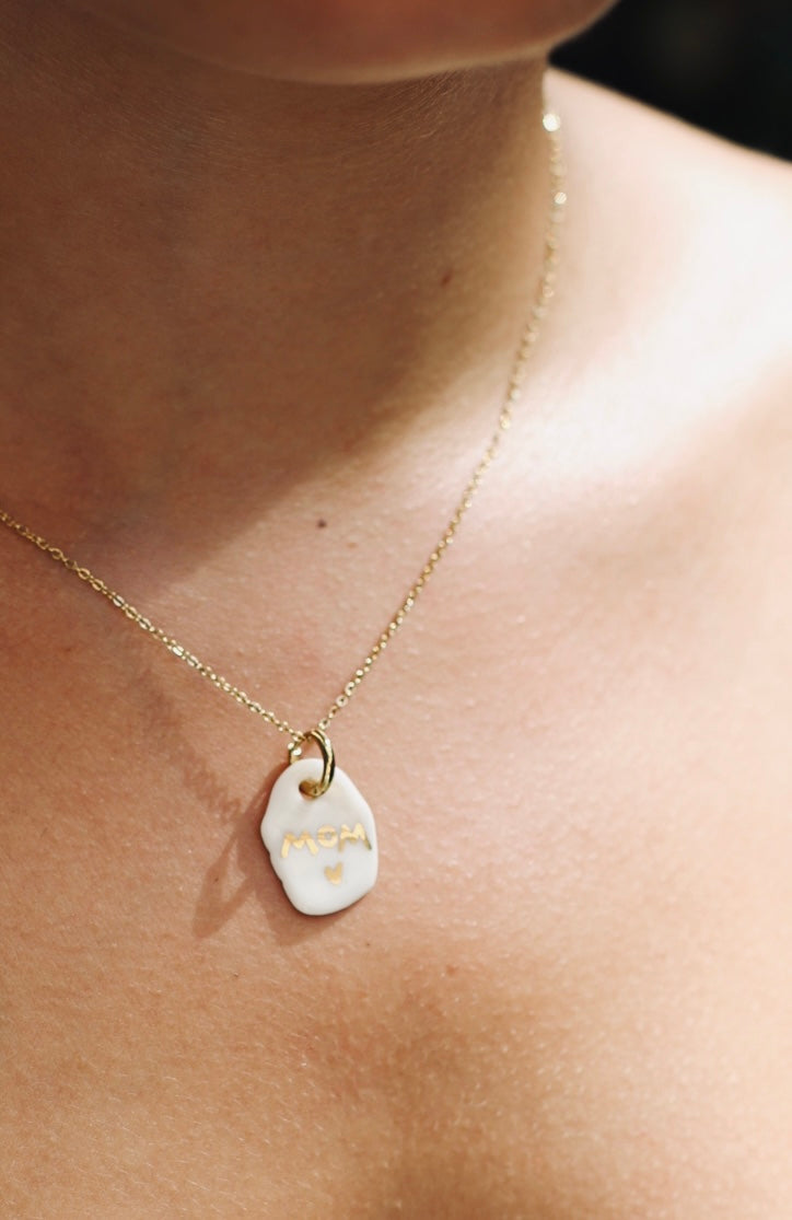 pendentif en porcelaine fabriqué à la main avec une inscription mom en or liquide peint à la main avec des détails à l'or 