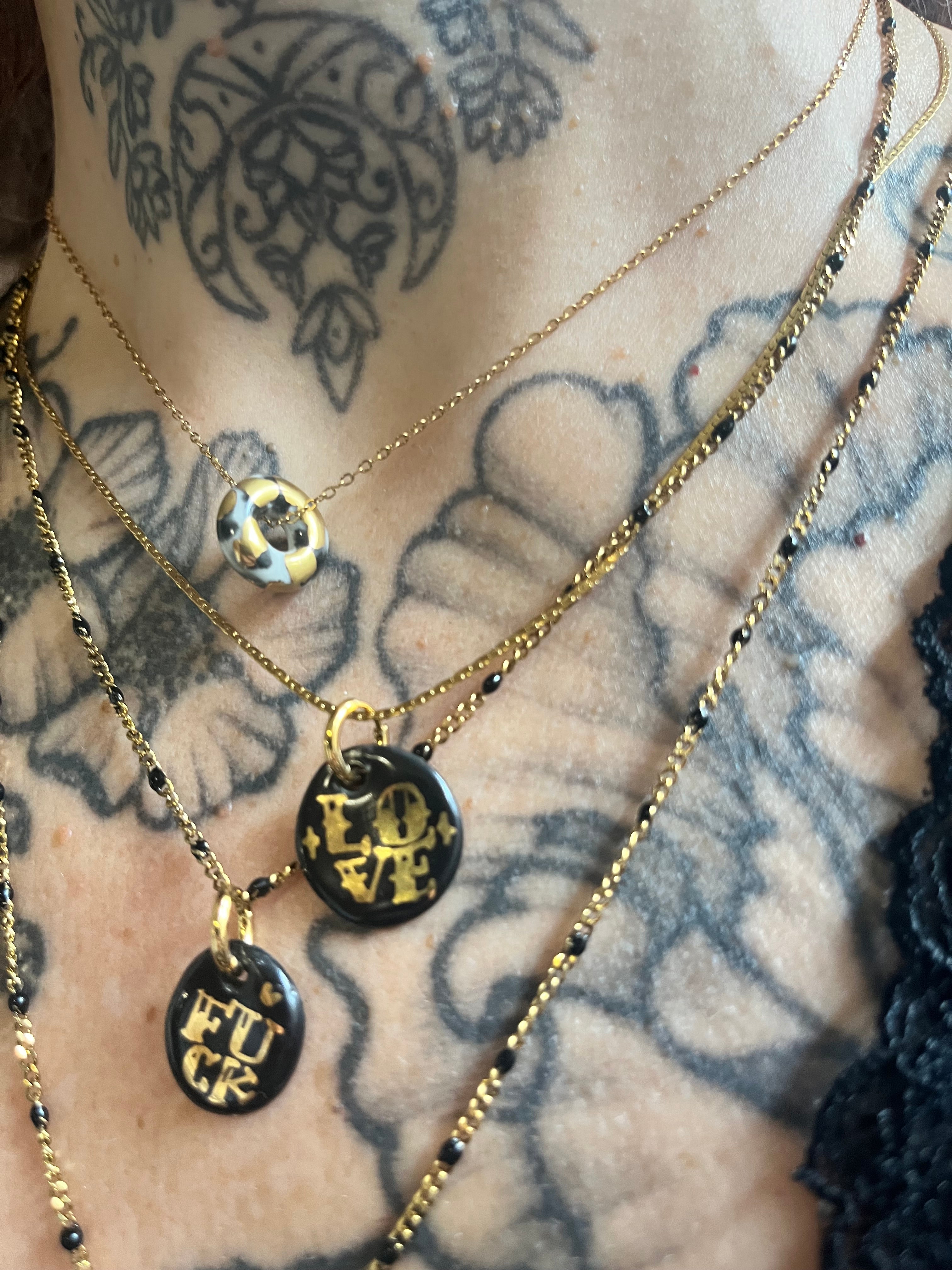 Petit collier mode léopard et noir en céramique 