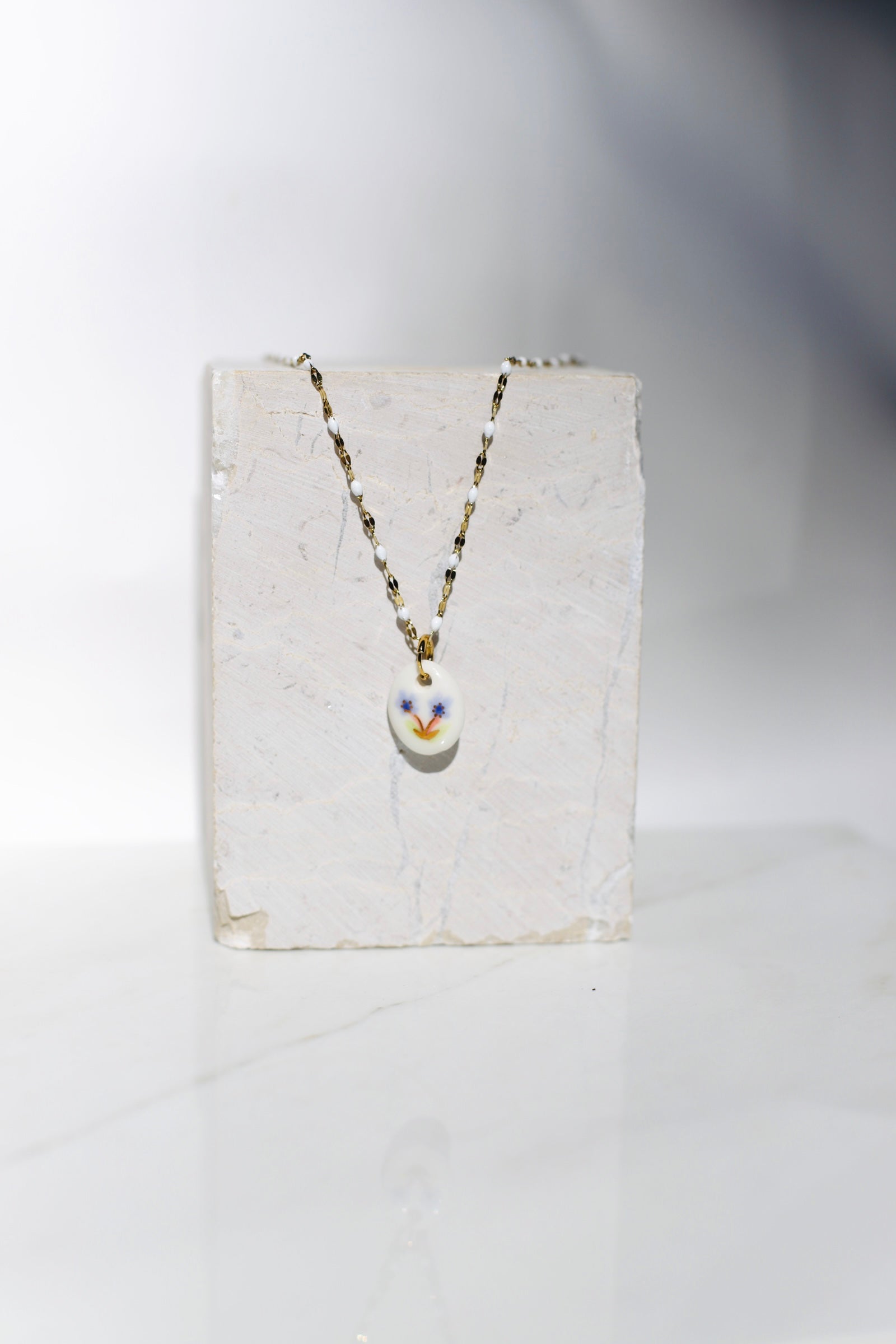 Pendentif en porcelaine à motif floral avec des fleurs oranges et violet peint à la main 