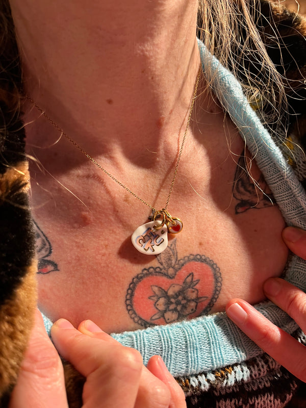 Pendentif en porcelaine fuck et or avec charm cœur 