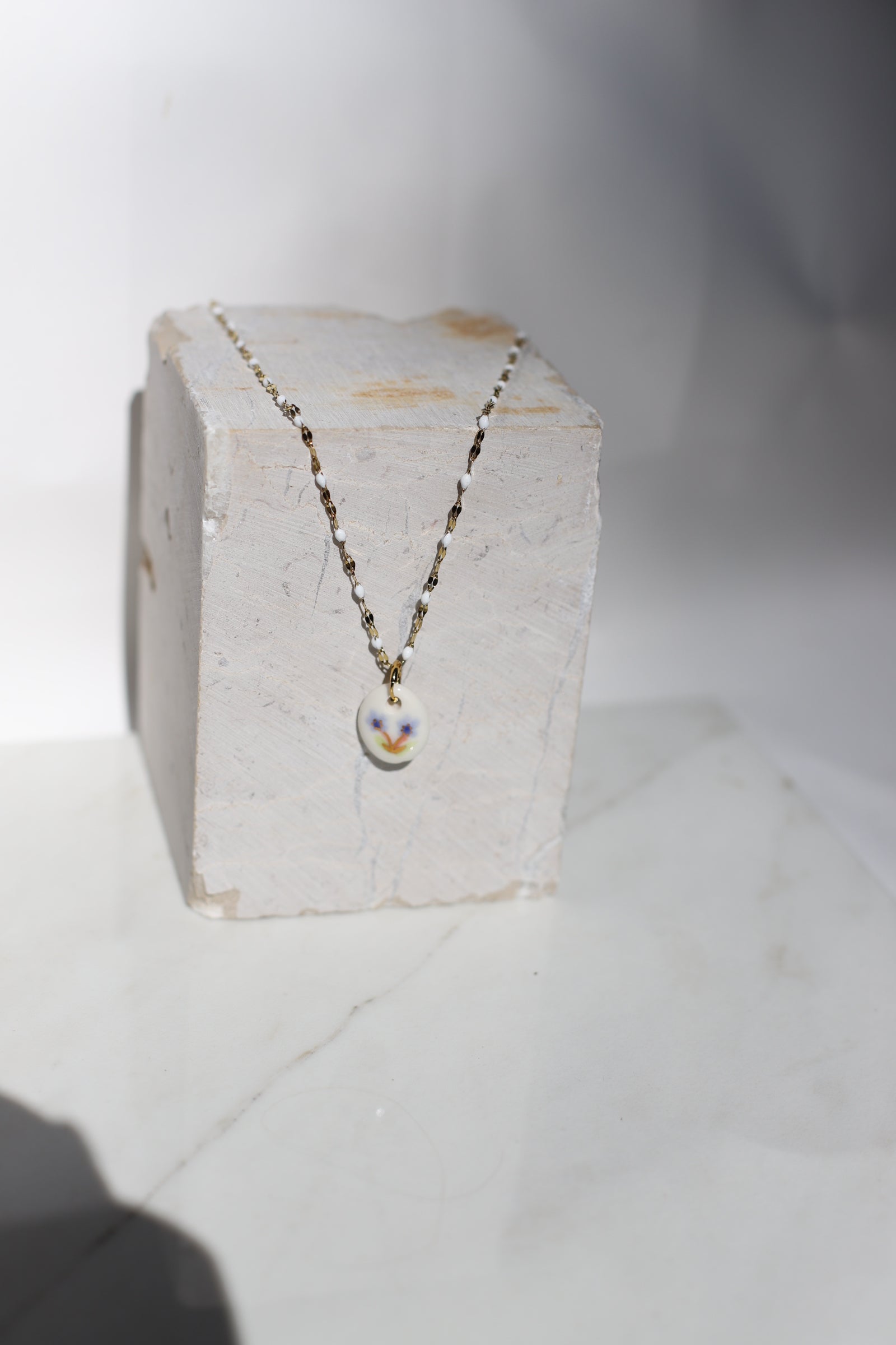 collier en acier inoxydable perlée avec un médaillon en porcelaine fabriqué à la main à motif floral peint à la main