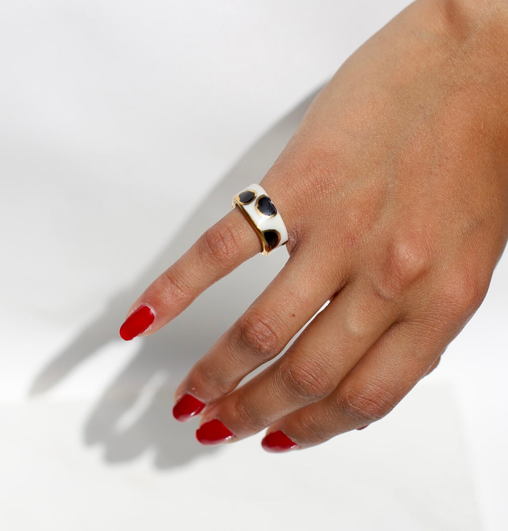 Bague en porcelaine pour petit doigt motif pois noirs et or 