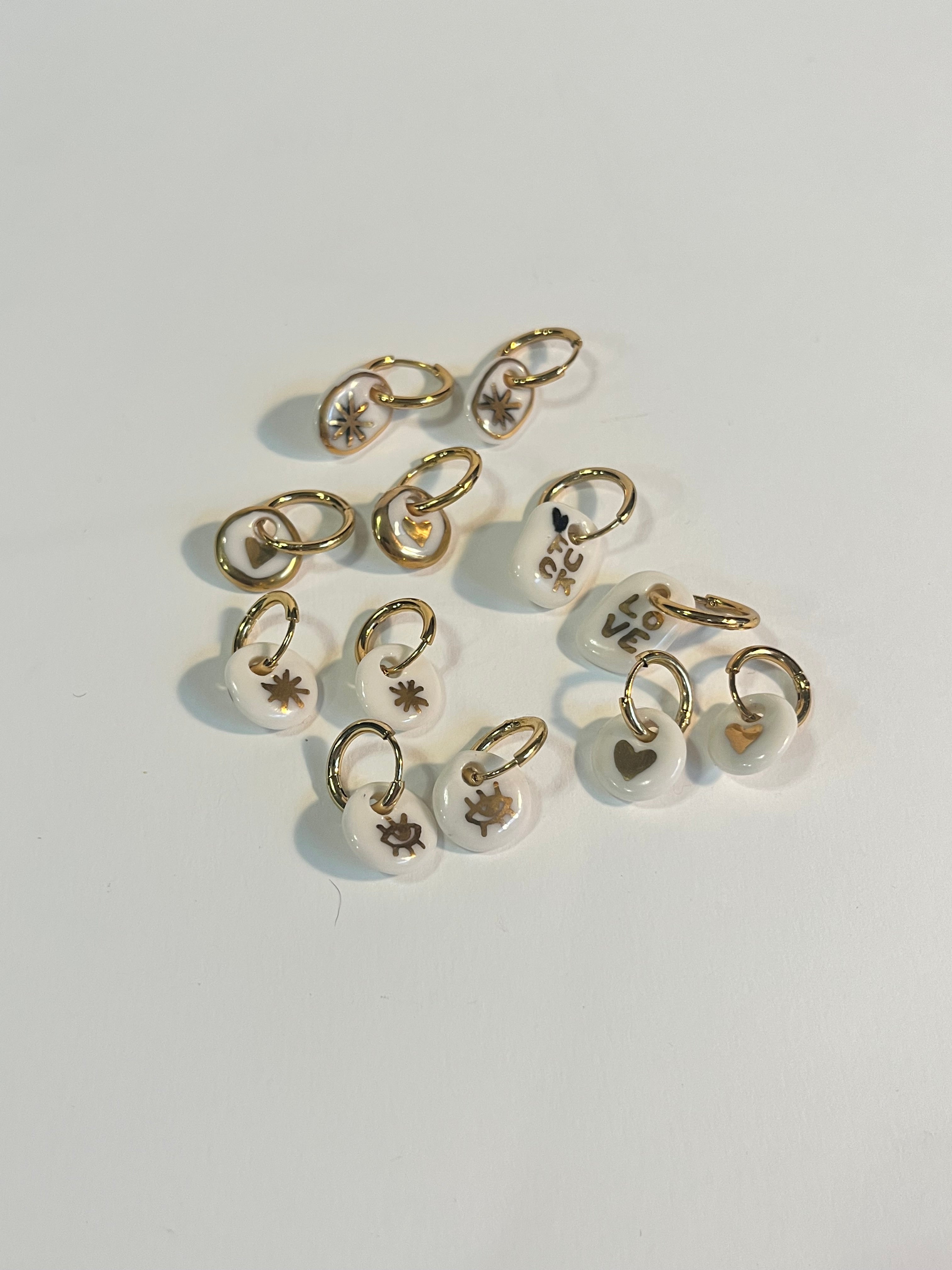 Craquez pour l'originalité des boucles d'oreilles asymétriques à motif floral en porcelaine blanche et or fin. Un bijou rock décalé fait main à Lyon.