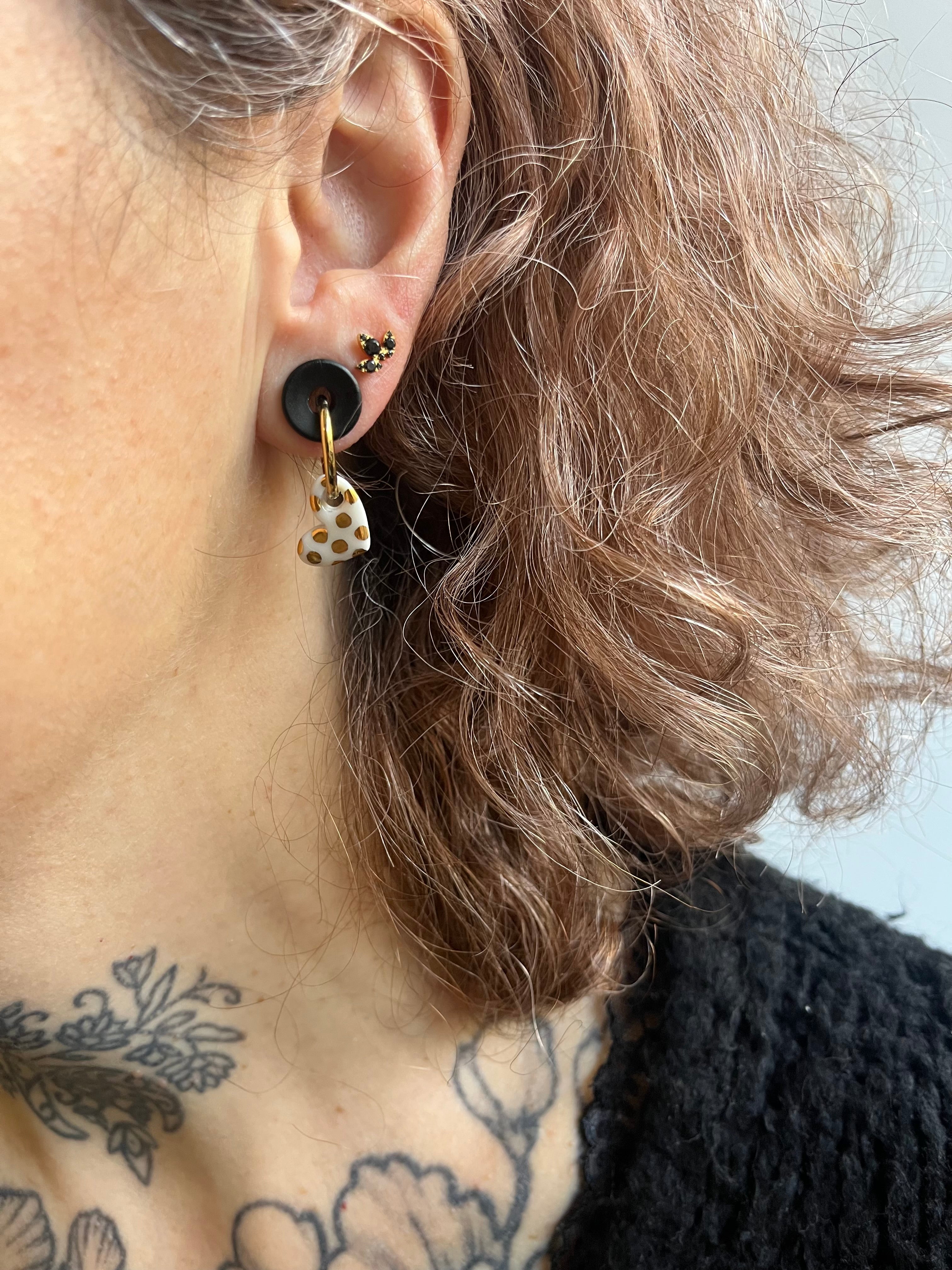 Boucle d'oreille en porcelaine en forme de coeur avec des notes d'or fait à la main. 
