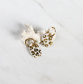 Jolie petite boucle d'oreille en porcelaine avec motif léopards en or 