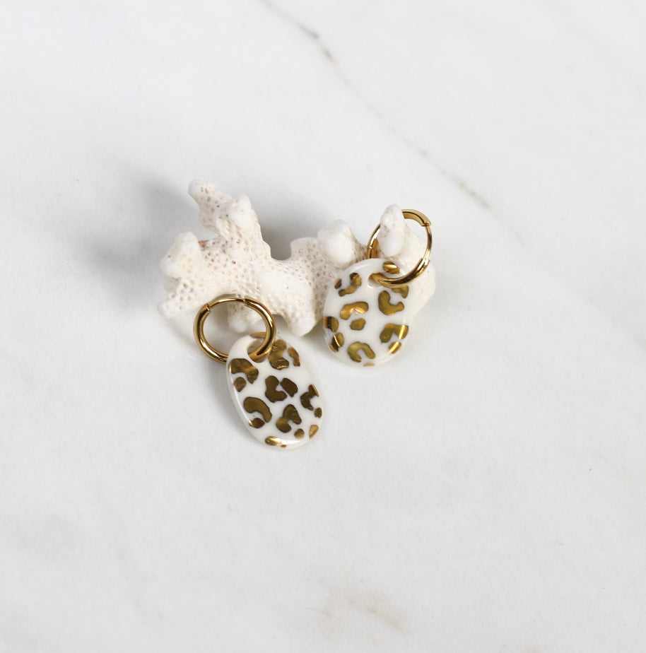 Jolie petite boucle d'oreille en porcelaine avec motif léopards en or 