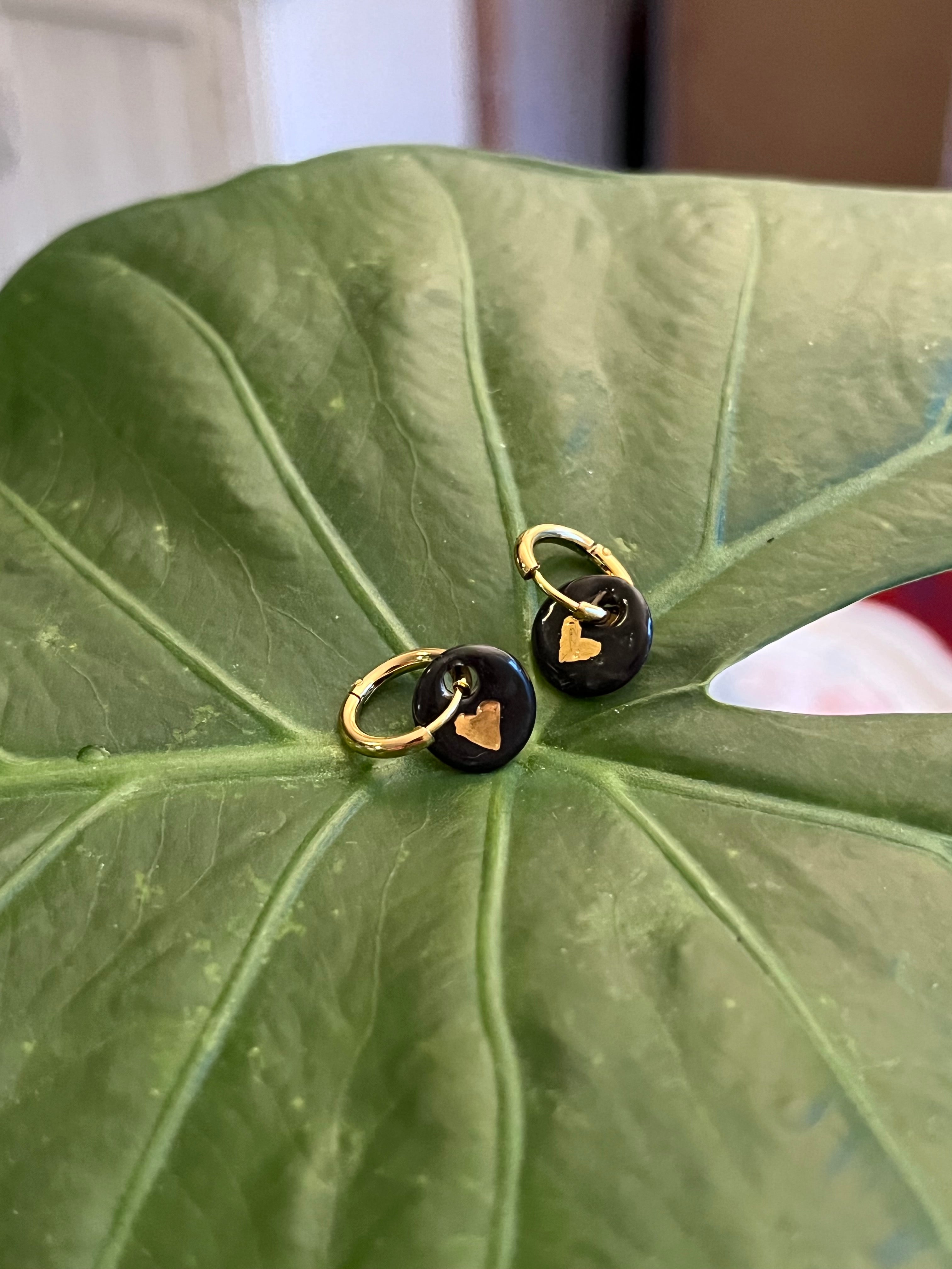 lifestyle de boucles d'oreilles cœur noir en porcelaine émaillée fais main. Petit créateur de bijoux