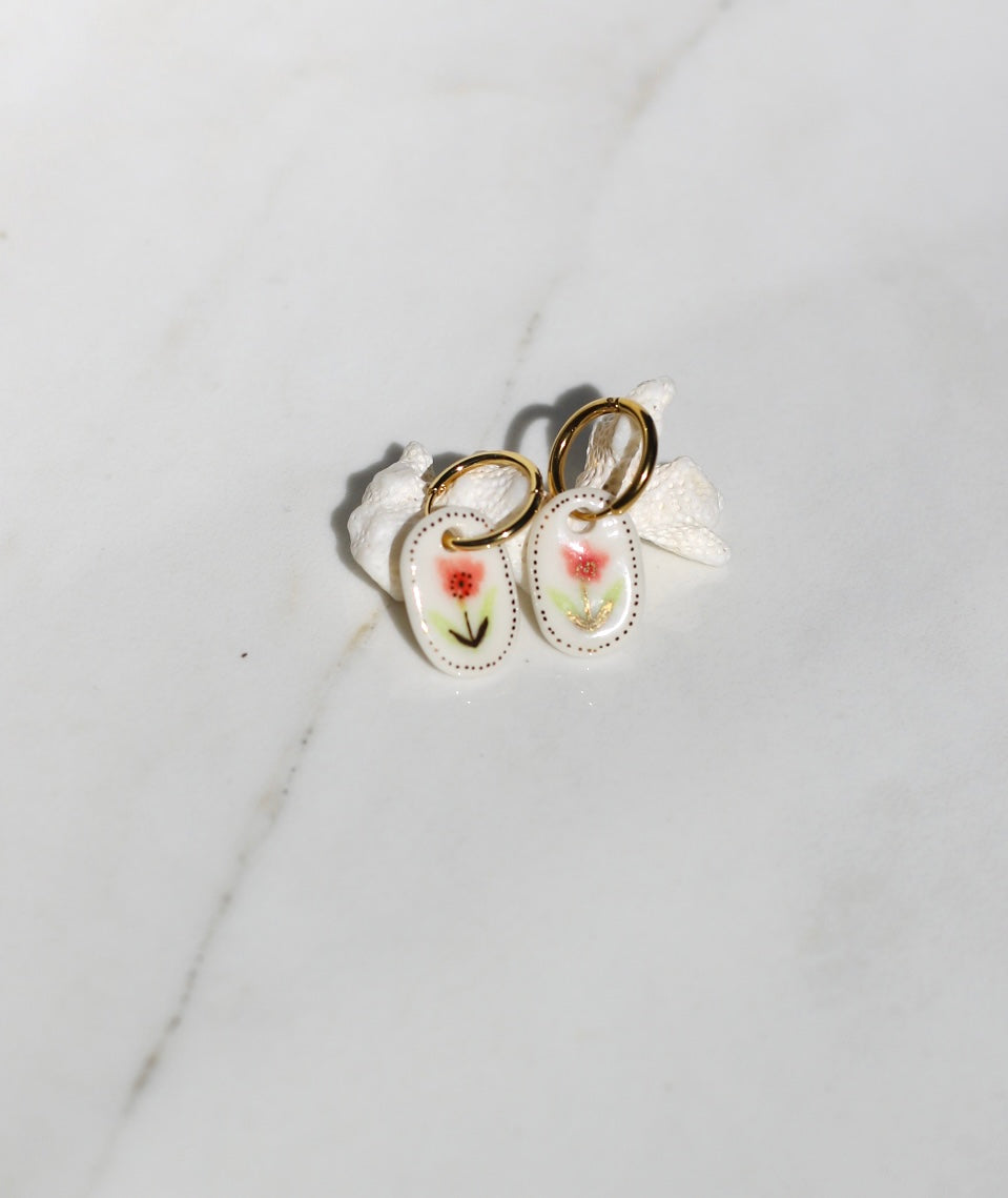Boucles d’oreilles en porcelaine fleur rose et verte naïve 
