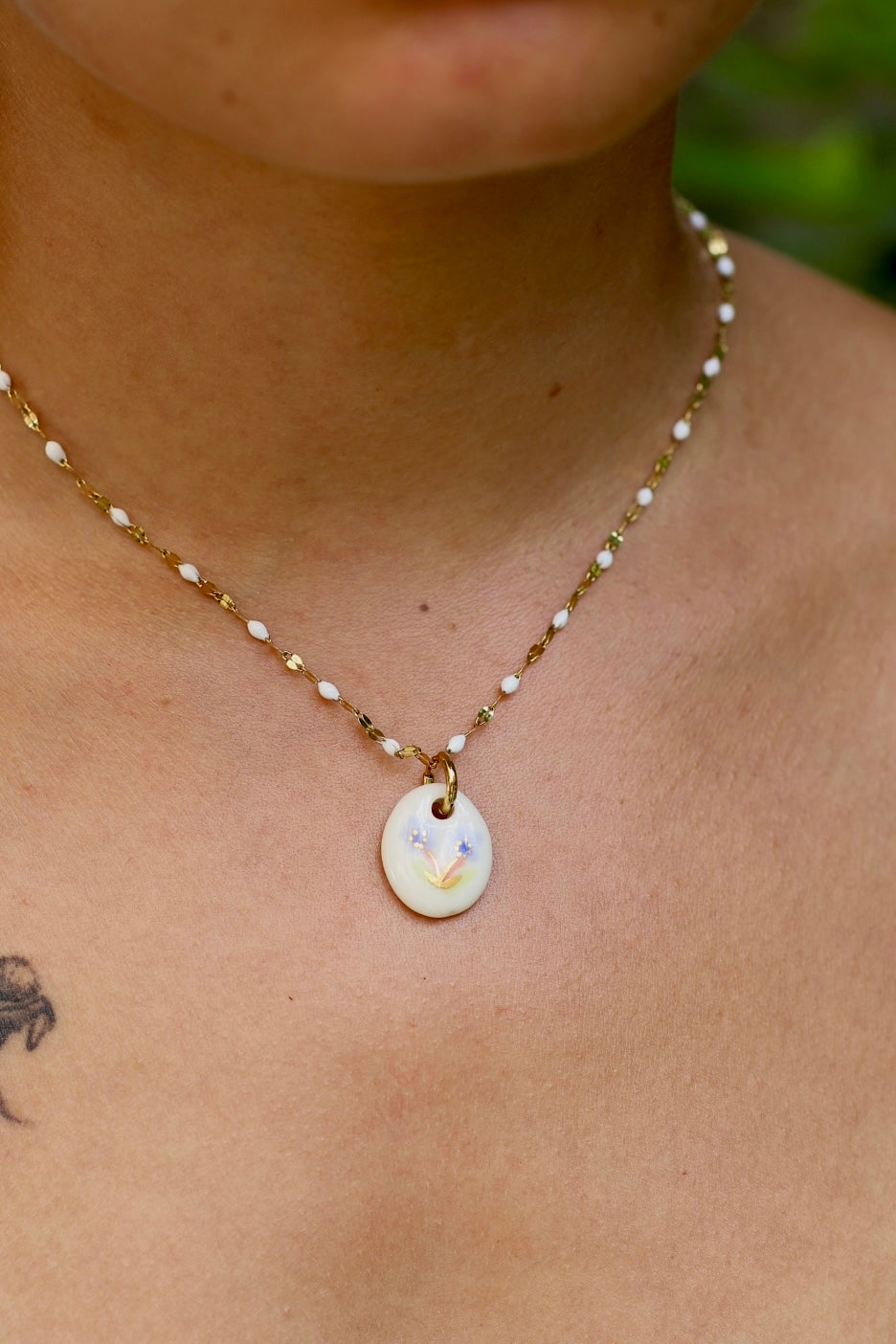 collier de cou perlée avec un médaillon fait en porcelaine à la main avec des fleurs peintes à la main