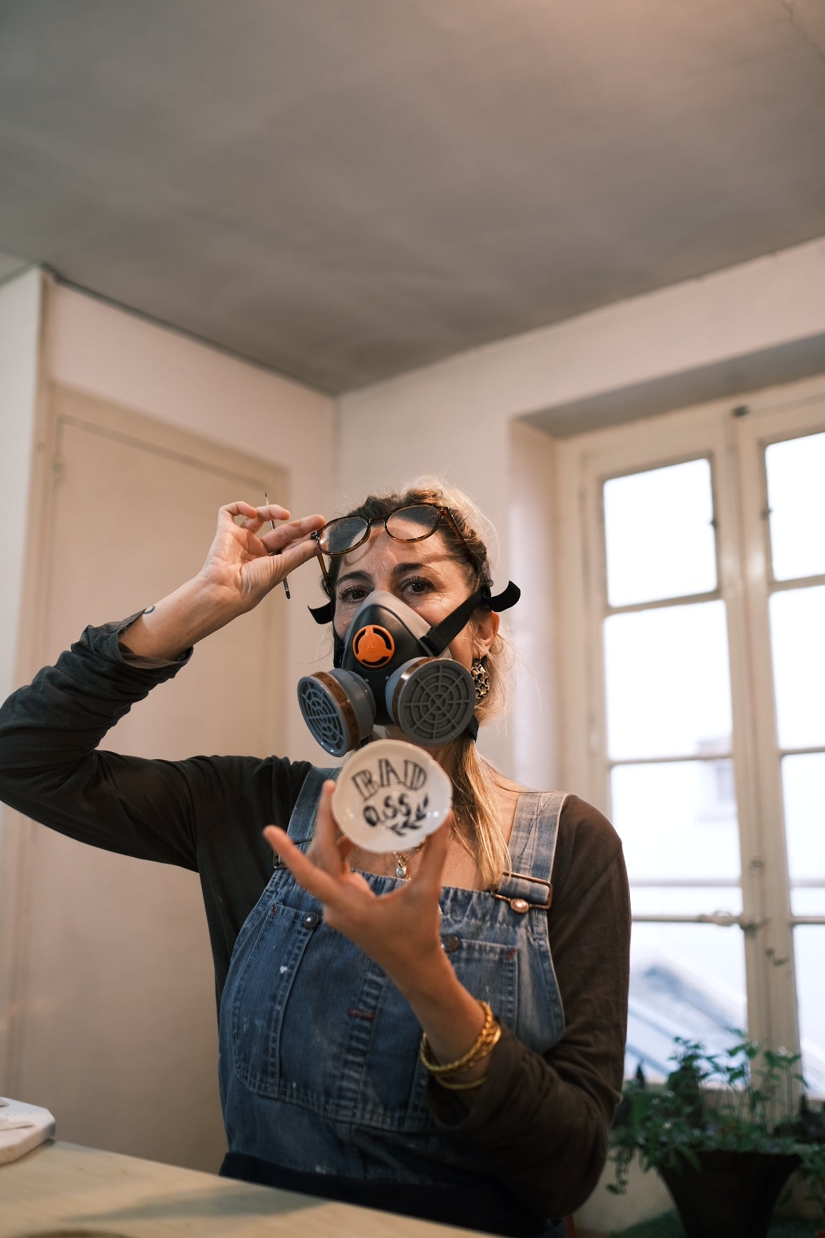 Sécurité au travail, port du masque obligatoire pour dessiner à l’or sur des bijoux en porcelaine 