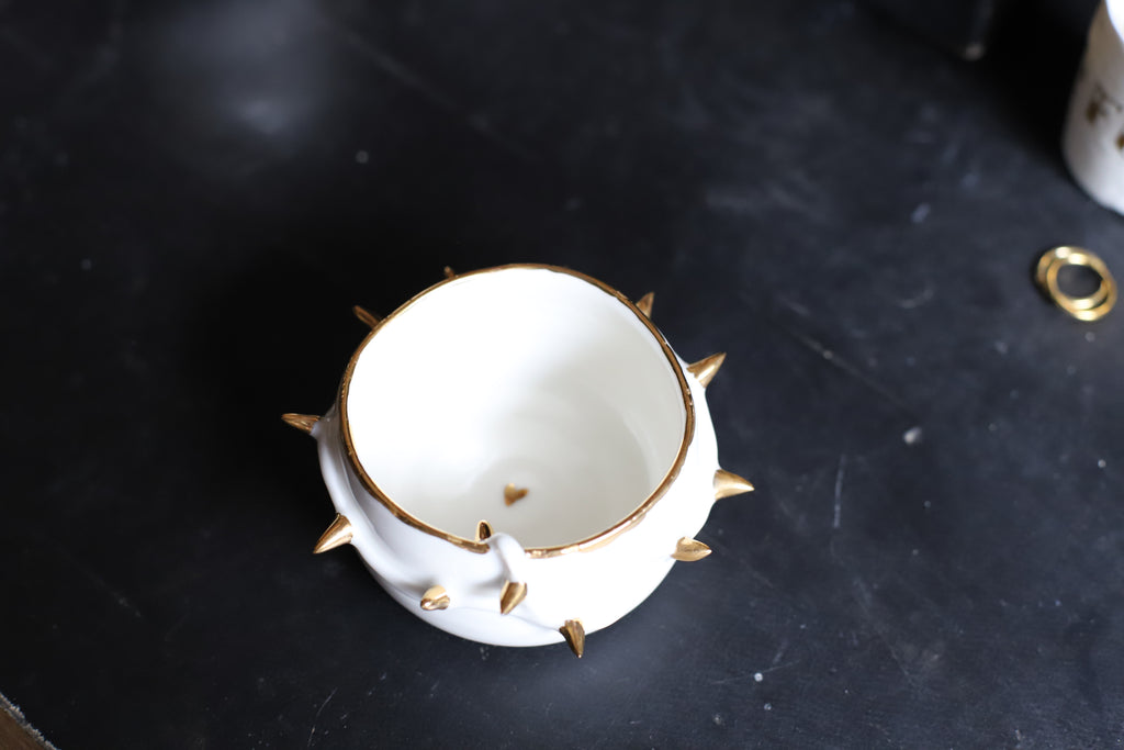 Tasse epine et ronces en porcelaine, ex voto style, avec cœur or 
