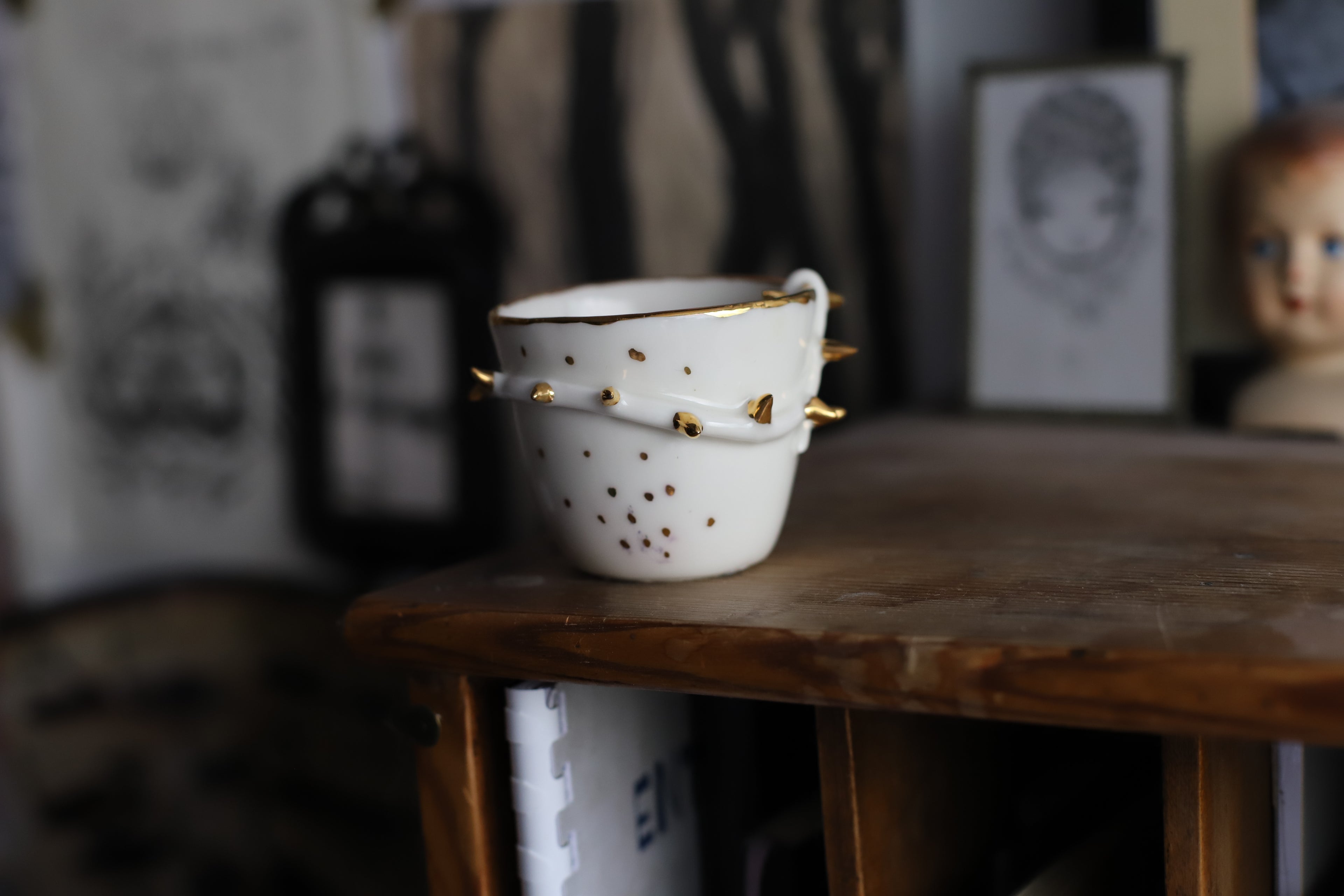 Tasse en porcelaine or et blanche, artisanale, fuck écrit à l’or