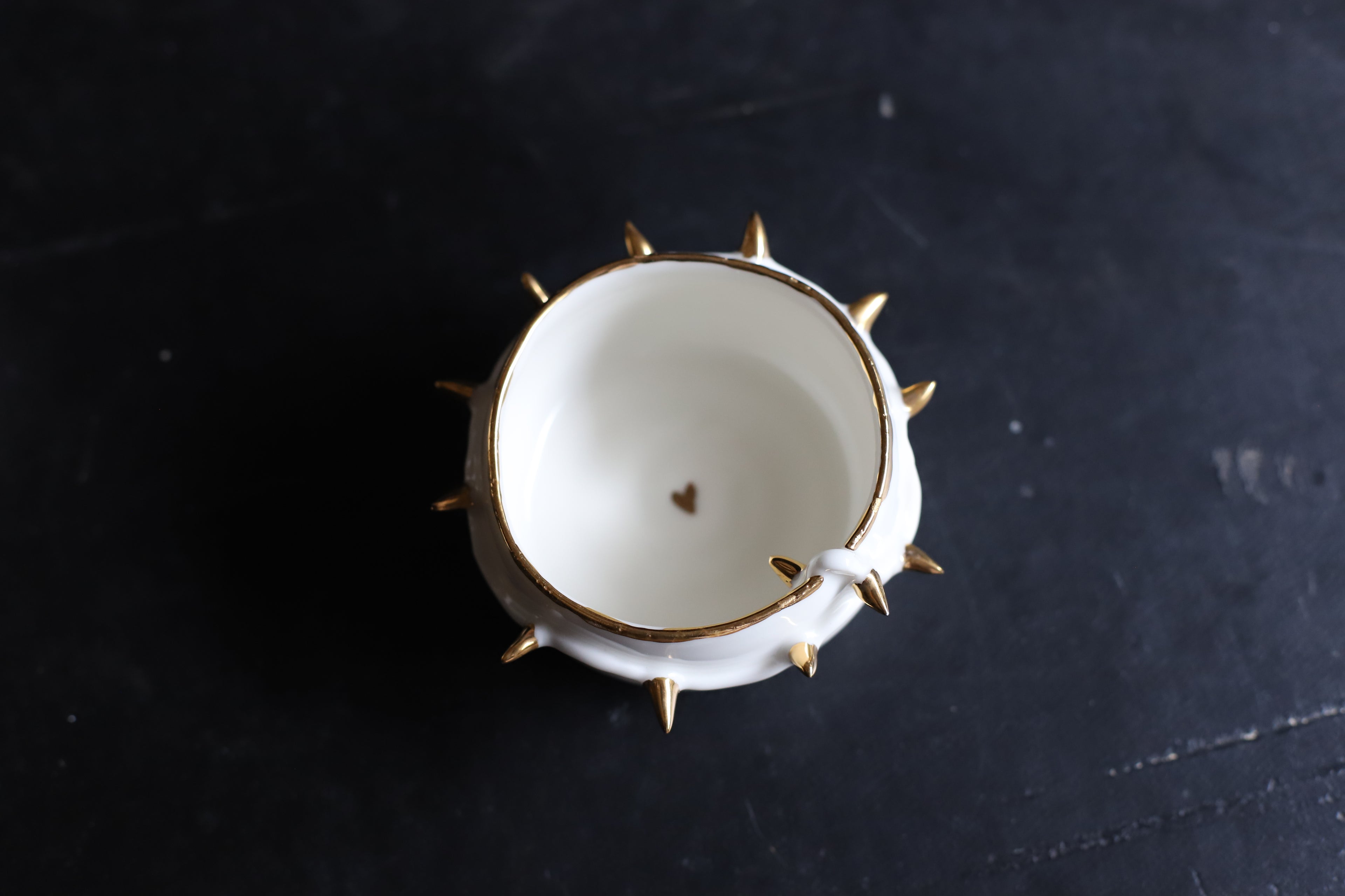 Tasse artisanale en porcelaine et or avec épines et ronces, style ex voto 
