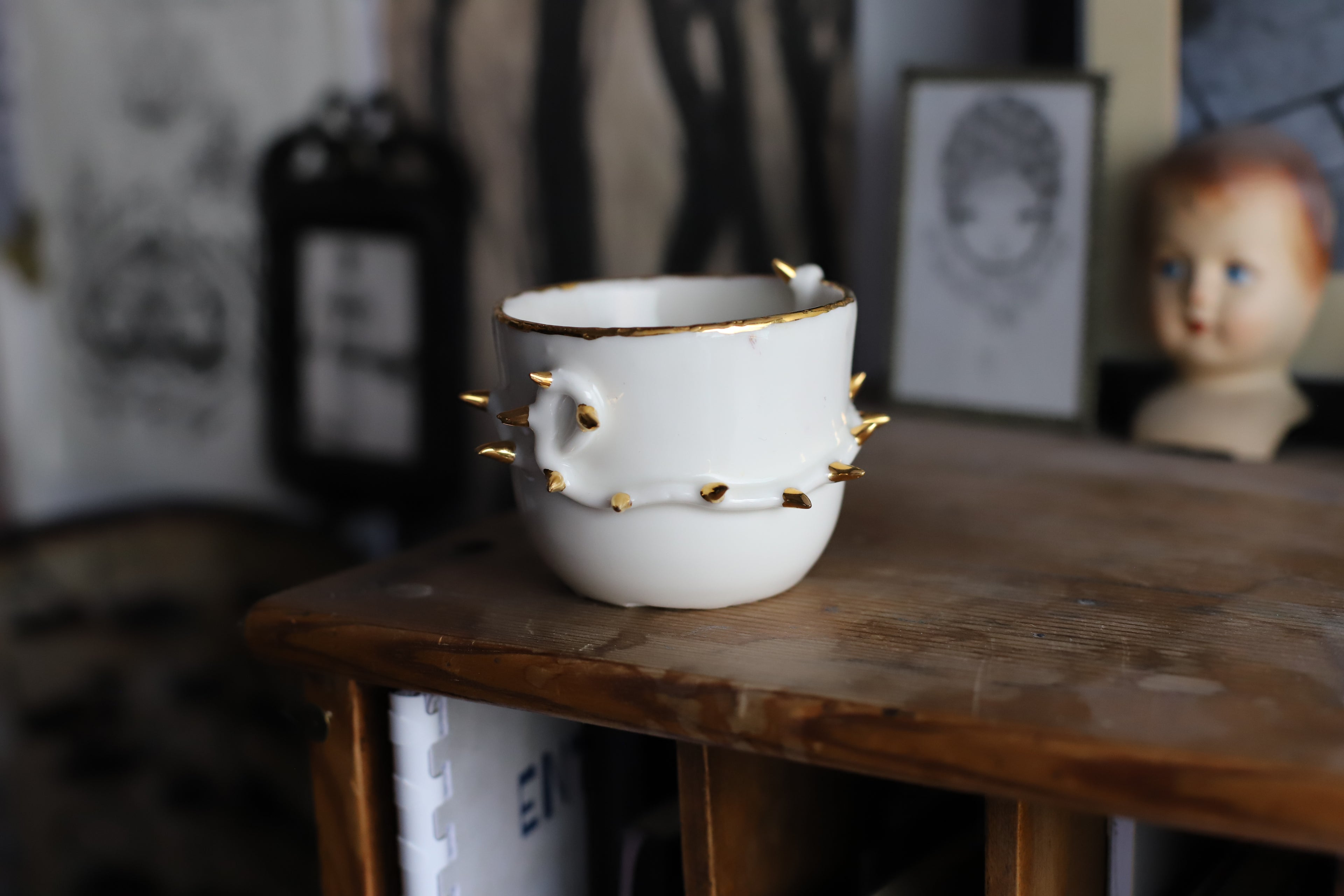 Tasse en porcelaine blanche, unique, faite main, avec ronces, épines et love or 
