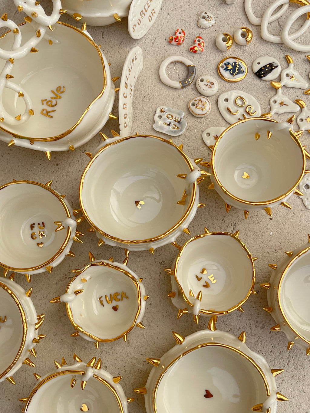 Une tasse en céramique, légère et unique. Prendre son café en pleine conscience, prendre le temps de déguster son expresso dans une tasse en porcelaine originale , entourée de ronces décorées à l’or 