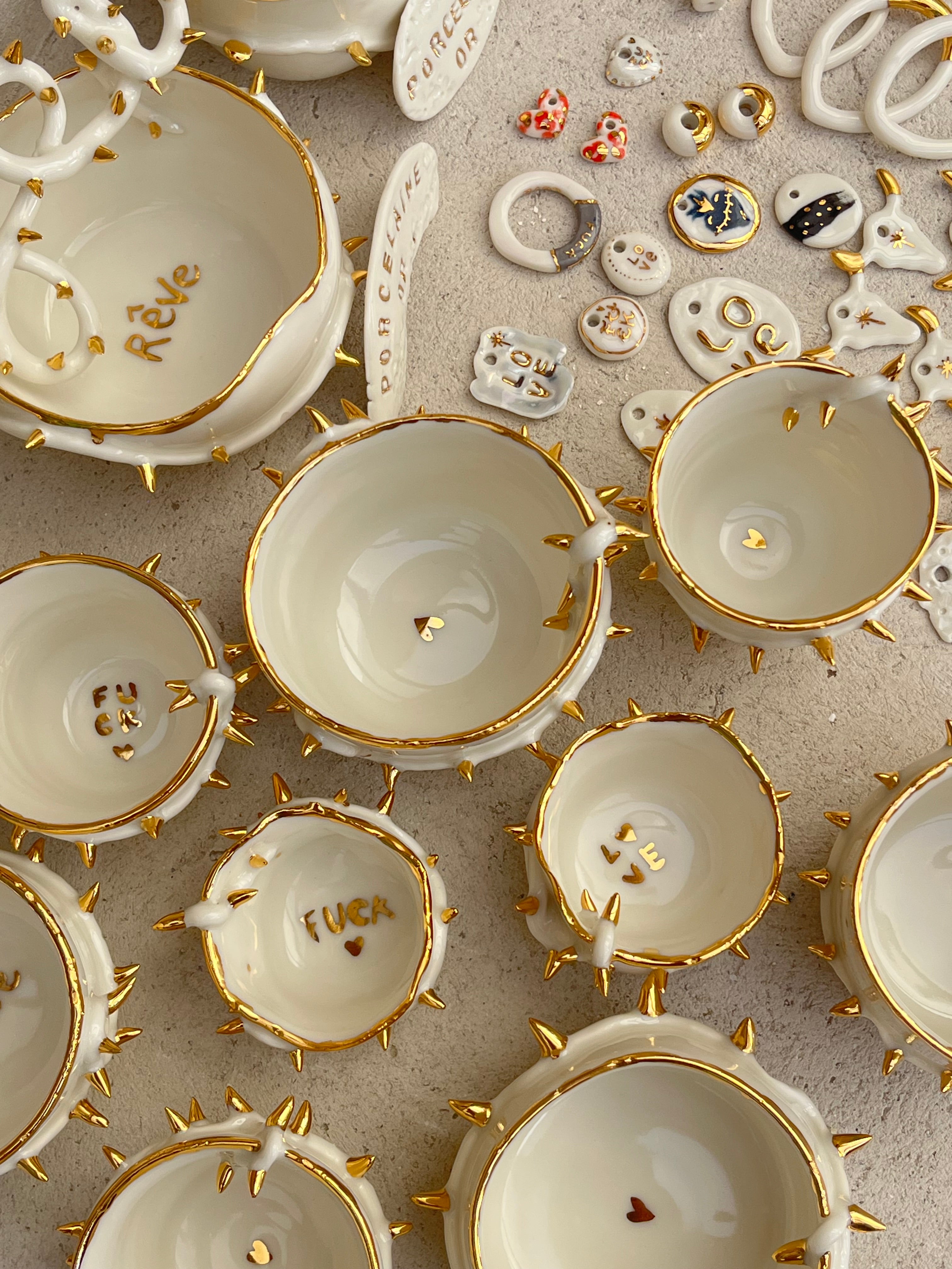 Une tasse en céramique, légère et unique. Prendre son café en pleine conscience, prendre le temps de déguster son expresso dans une tasse en porcelaine originale , entourée de ronces décorées à l’or 