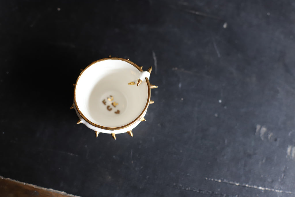 Tasse en porcelaine et or avec ronces