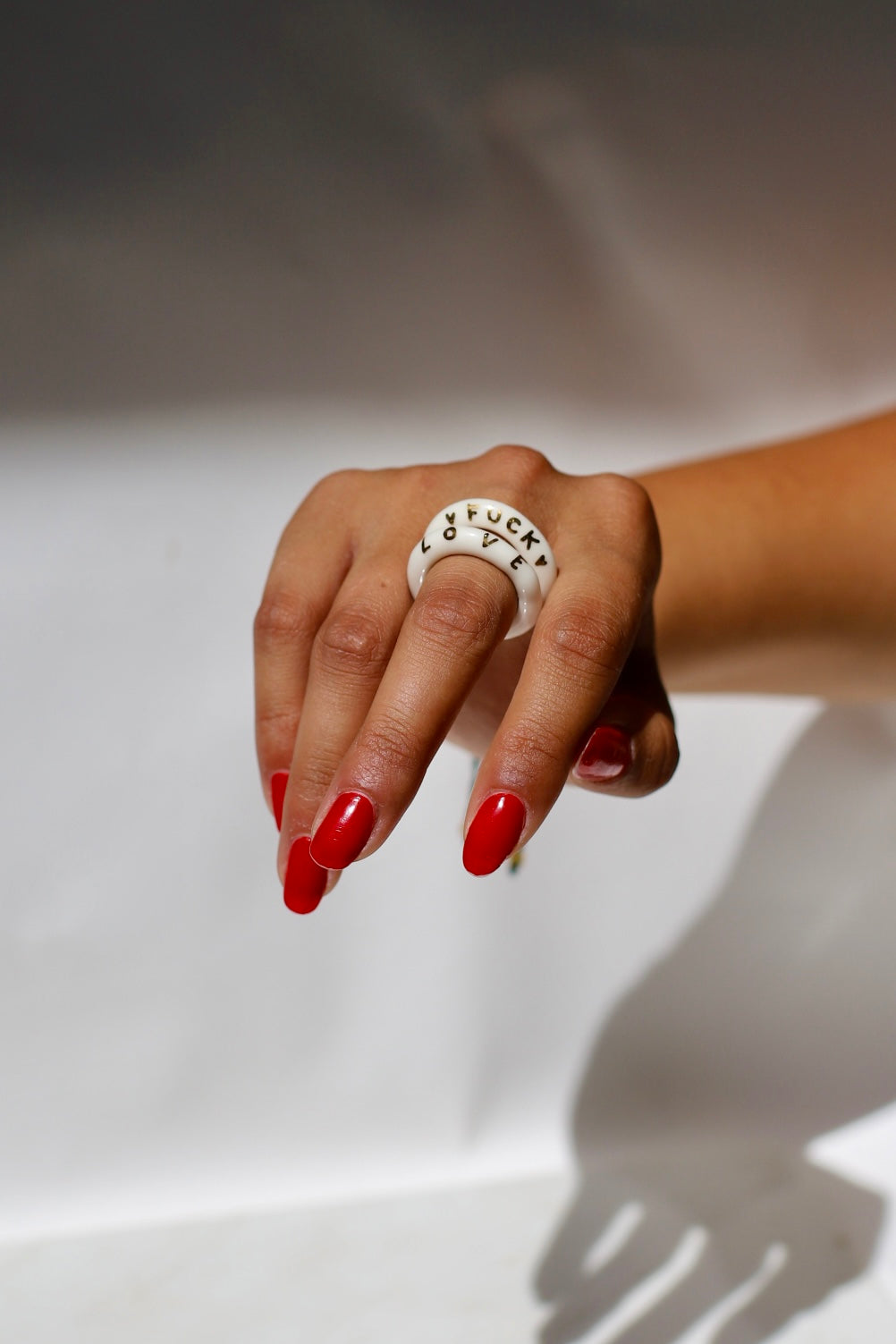 bague en porcelaine blanche émaillée en taille 55 FR, avec le mot 'LOVE' inscrit en lettres fines d'or peint à la main.