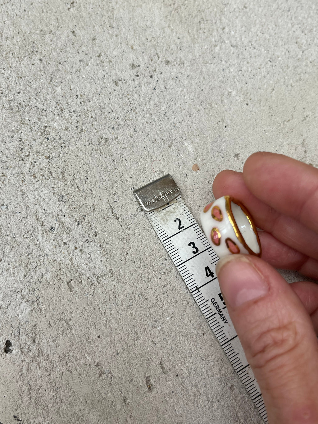 bague en porcelaine fabriqué à la main en taille 50 FR à motif confettis rose avec un contour à l'or peint à la main 