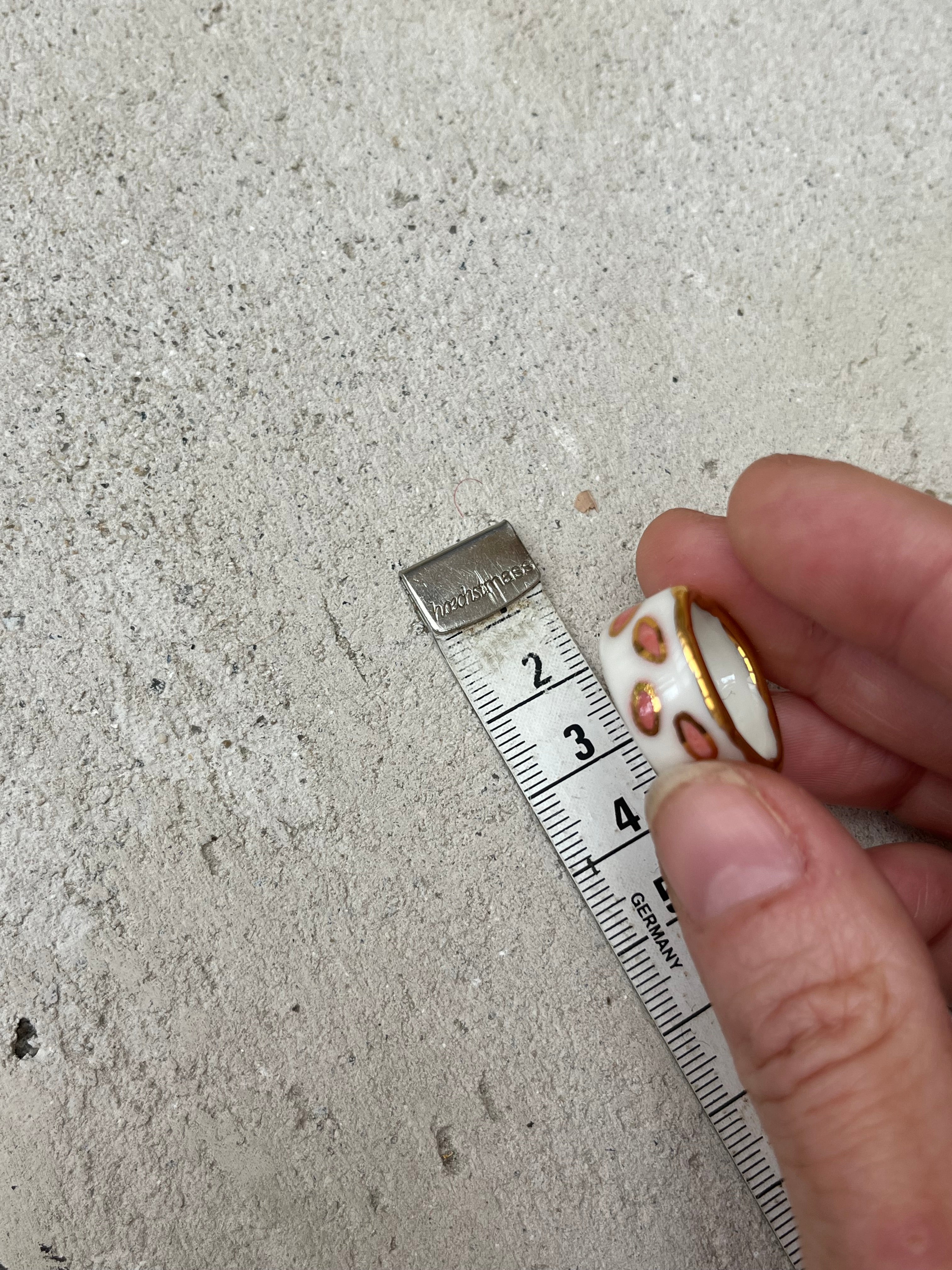 bague en porcelaine fabriqué à la main en taille 50 FR à motif confettis rose avec un contour à l'or peint à la main 
