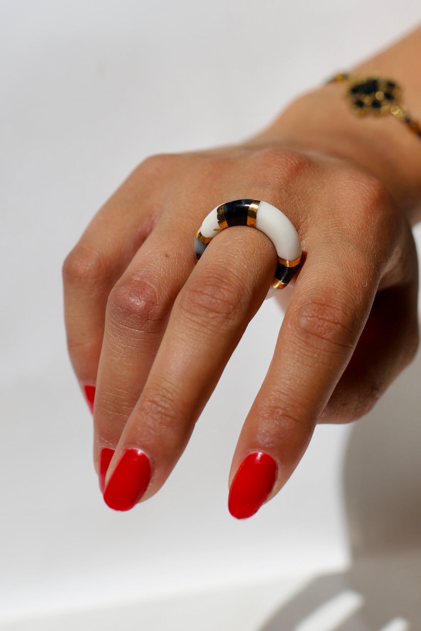 bague en céramique à motif géométrique style art et déco avec des détails peint à la main en noir et or en taille 54 FR