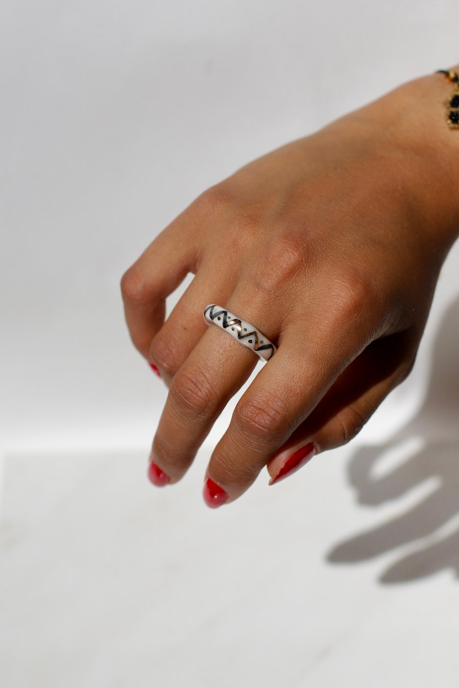 Bague en porcelaine à motif art déco en noir et or peint à la main avec des détails à l'or liquide en taille 55 FR