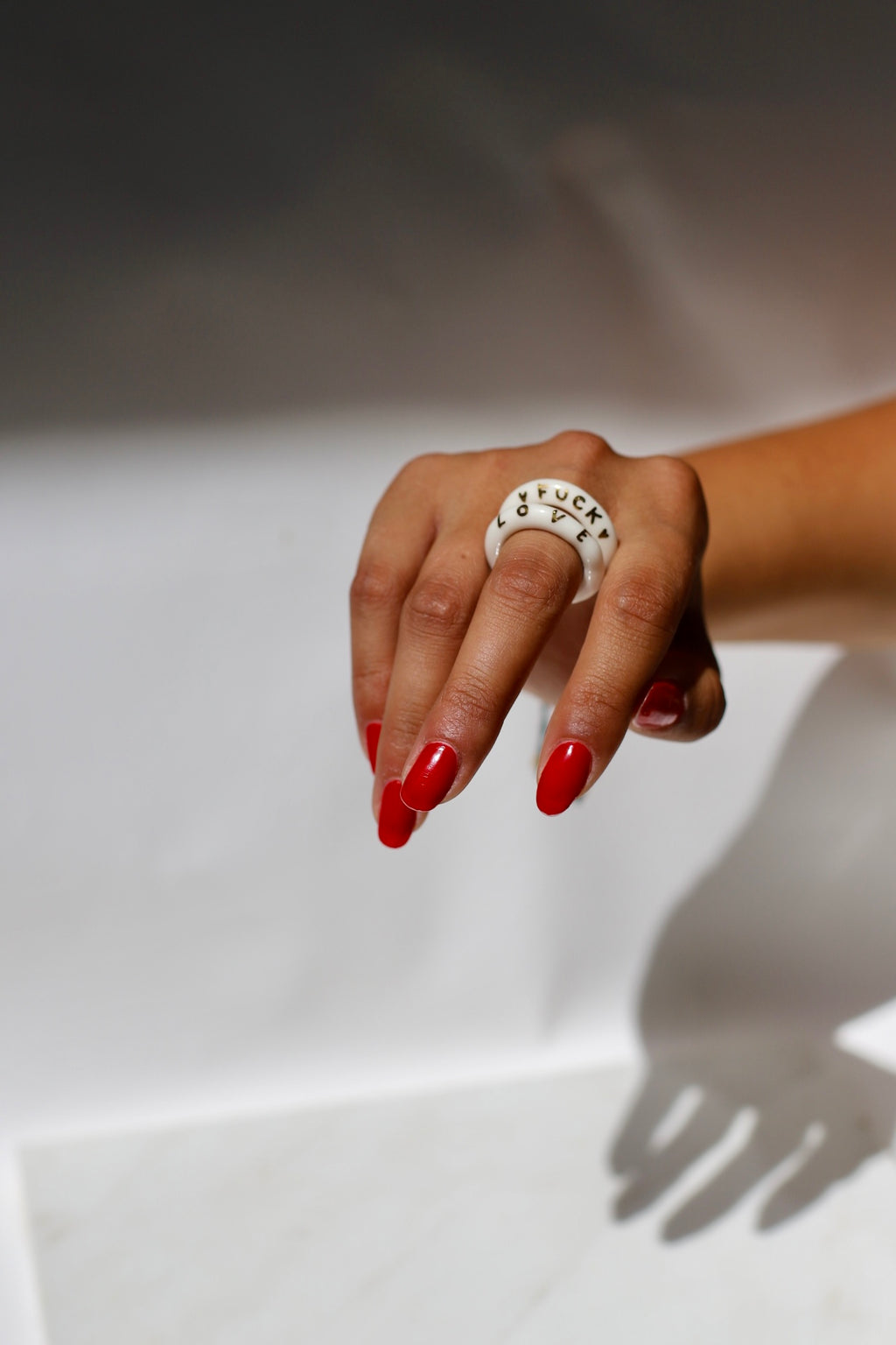 bague en porcelaine blanche émaillée taille 55 FR, avec l'inscription 'FUCK' et des détails à l'or peint à la main 