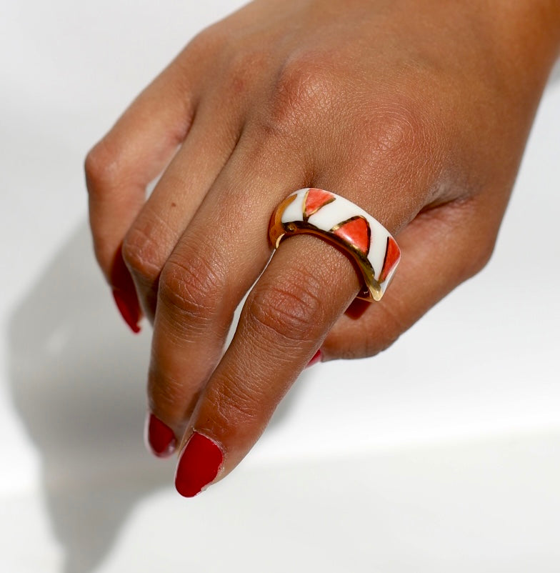 bandeau large en porcelaine blanche taille 62 Fr, à motif triangles rouge corail entouré d'or et peint à la main 