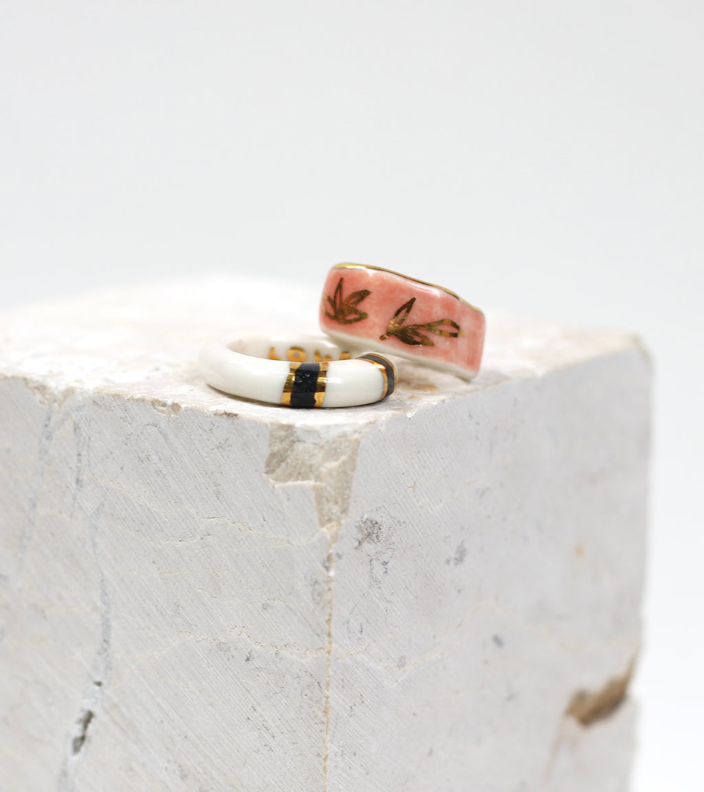 Bague anneau en porcelaine rose avec un motif floral  brillant peint à l'or liquide