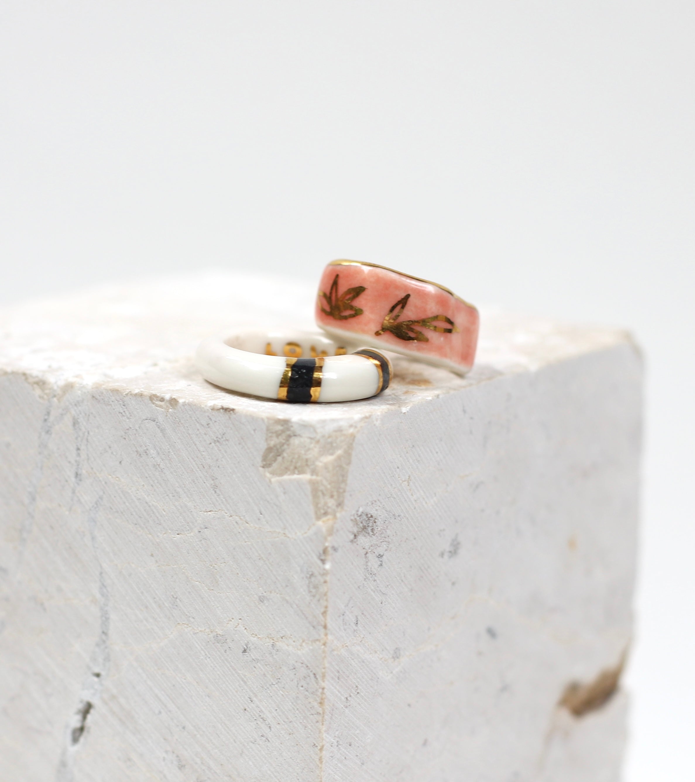 Bague anneau en porcelaine rose avec un motif floral  brillant peint à l'or liquide