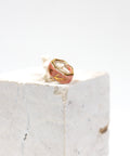 Bague en porcelaine émaillée rose saumon, décorée de motifs de feuilles végétales peints à la main à l'or fin.