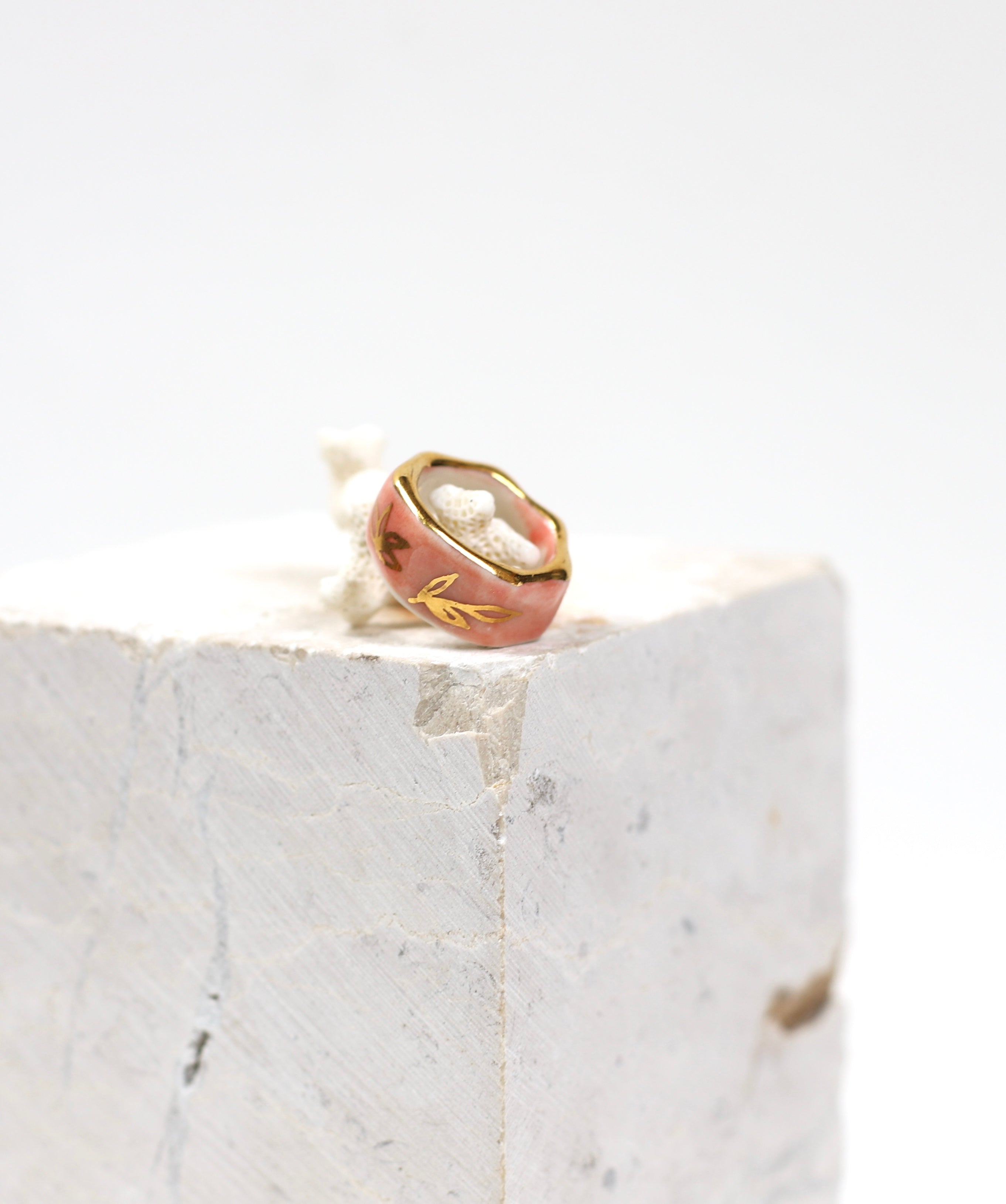 Bague en porcelaine émaillée rose saumon, décorée de motifs de feuilles végétales peints à la main à l'or fin.