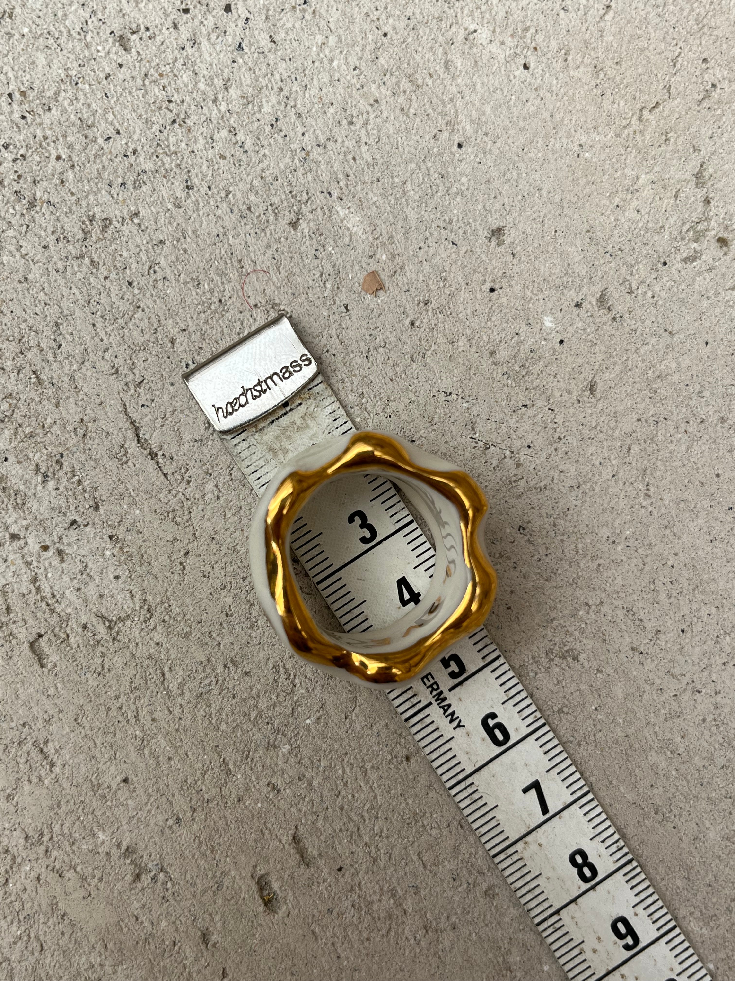 bague en porcelaine à motif pois avec des détail à l'or liquide fabriqué et peint à la main en taille 60 FR