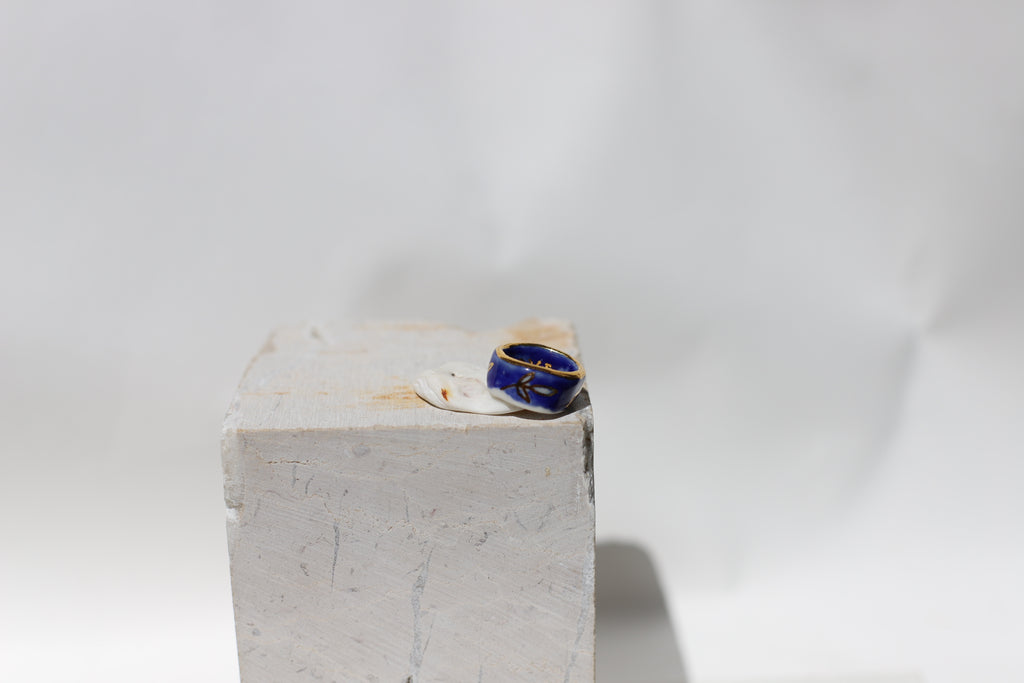 Bague en porcelaine bleu nuit en porcelaine peint à la main avec des détails à l'or liquide taille FR52 