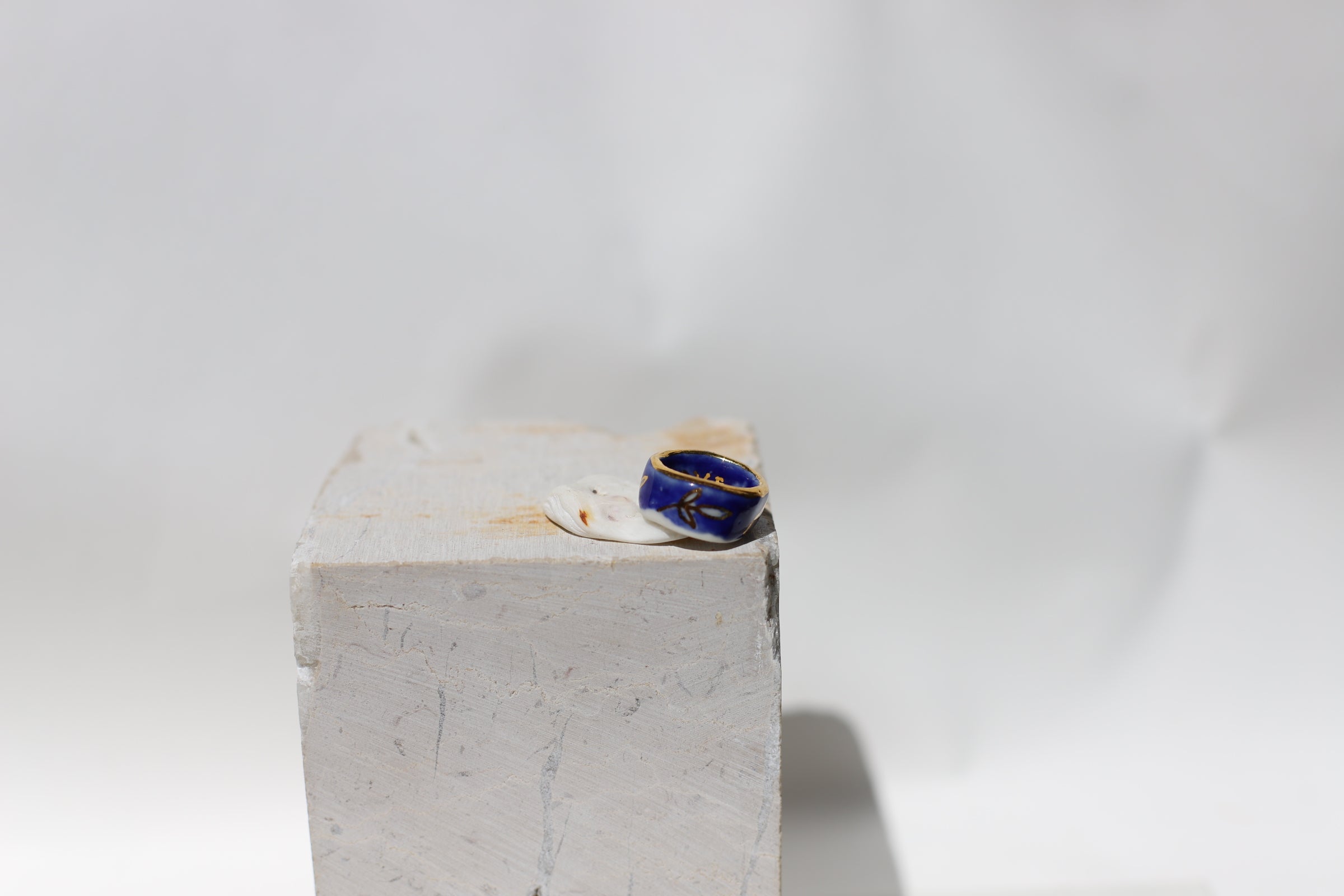 Bague en porcelaine bleu nuit en porcelaine peint à la main avec des détails à l'or liquide taille FR52 