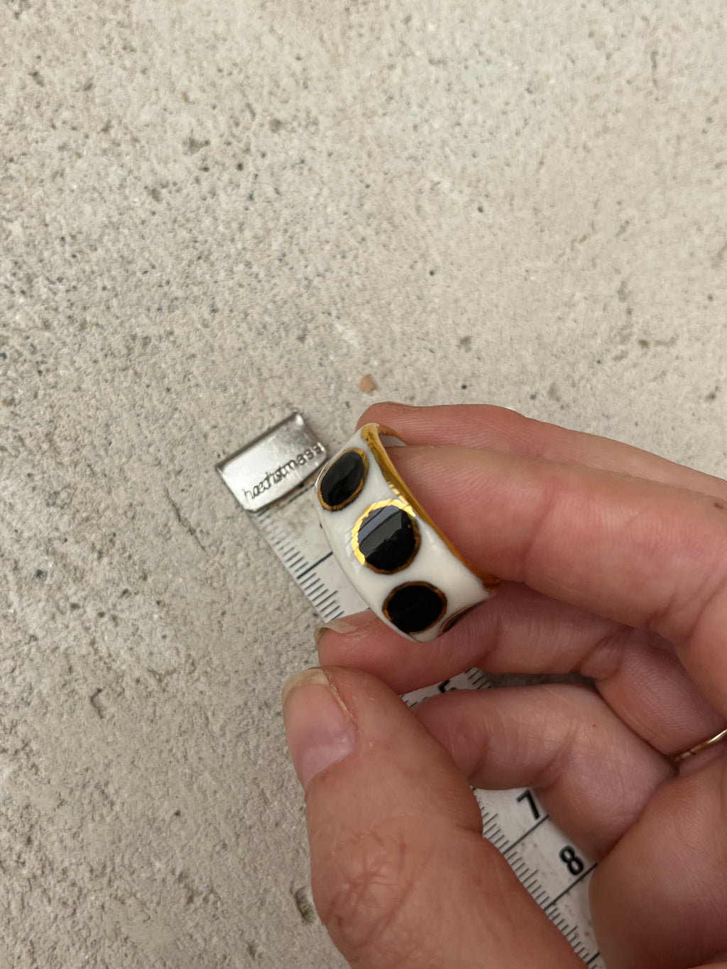 bague à motif pois en taille 61 FR fait en porcelaine à la main avec des contours d'or 