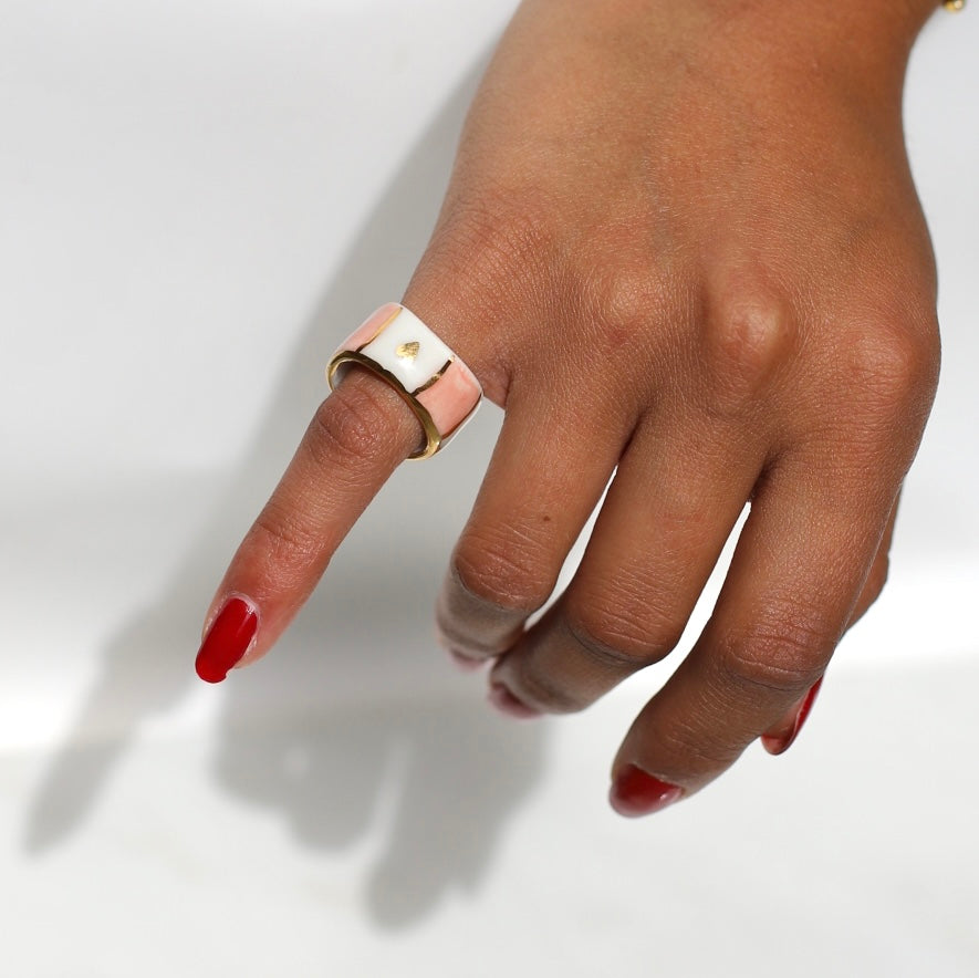bague geométrique en porcelaine en taille 48 FR aux couleur rose et blanc en bande peint à la main 