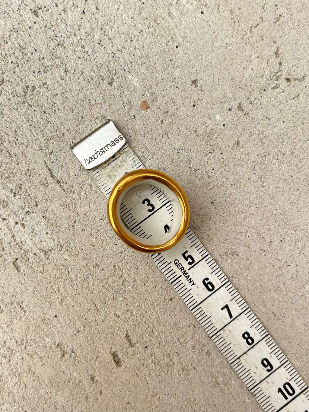 bague en porcelaine émaillée blanche en taille 50 Fr, avec inscription 'LOVE' peint en lettres bleues intenses entouré d'or 