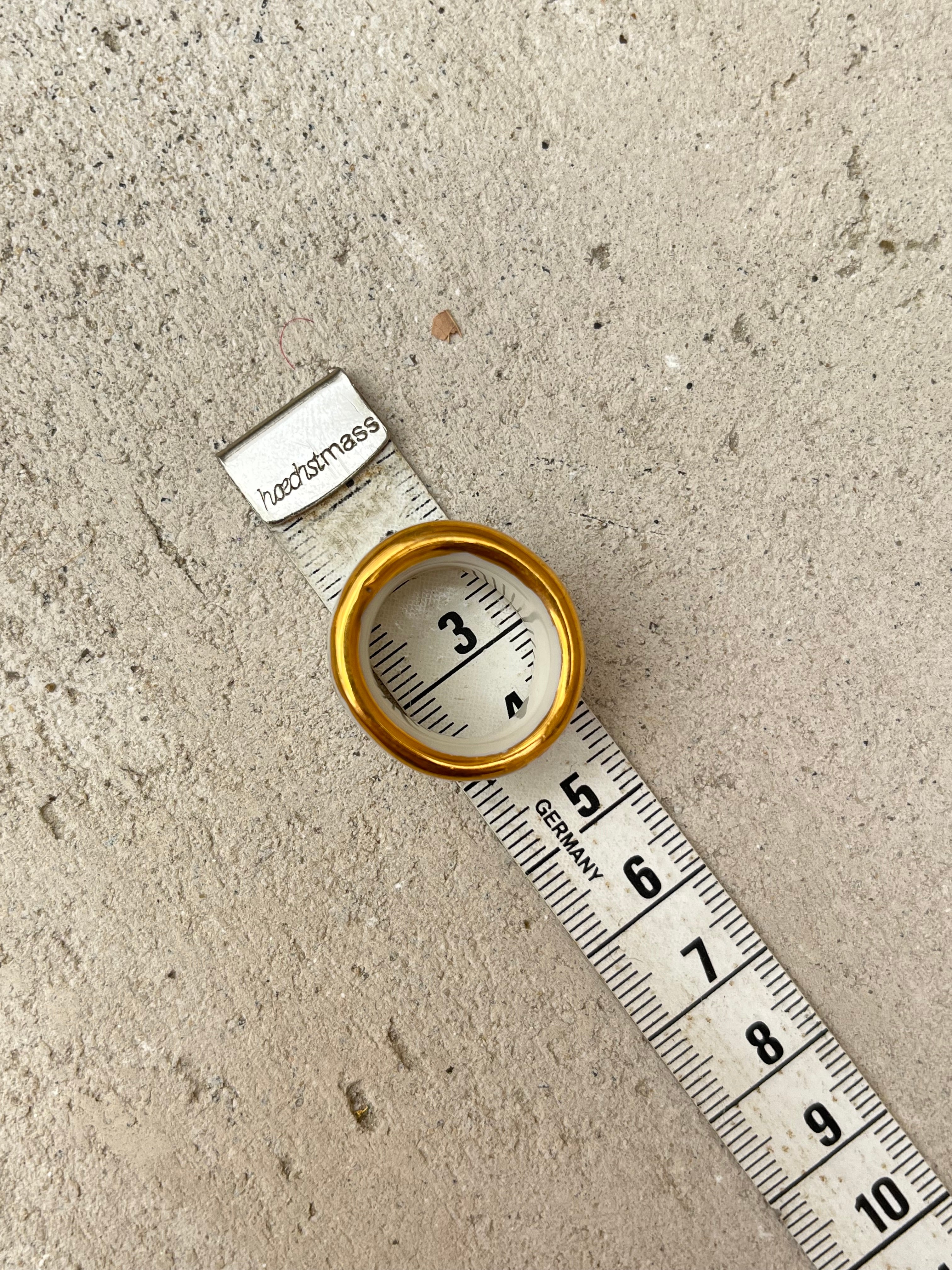 bague en porcelaine émaillée blanche en taille 50 Fr, avec inscription 'LOVE' peint en lettres bleues intenses entouré d'or 