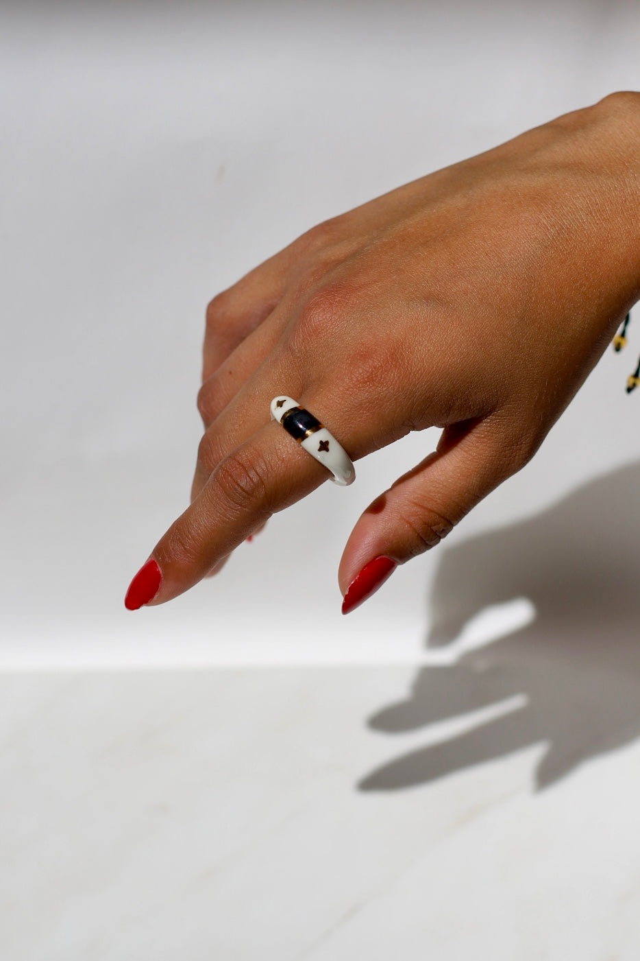 bague en porcelaine émaillée blanche de style Art Déco en taille 59 Fr fabriqué à la main avec des détails à l'or 