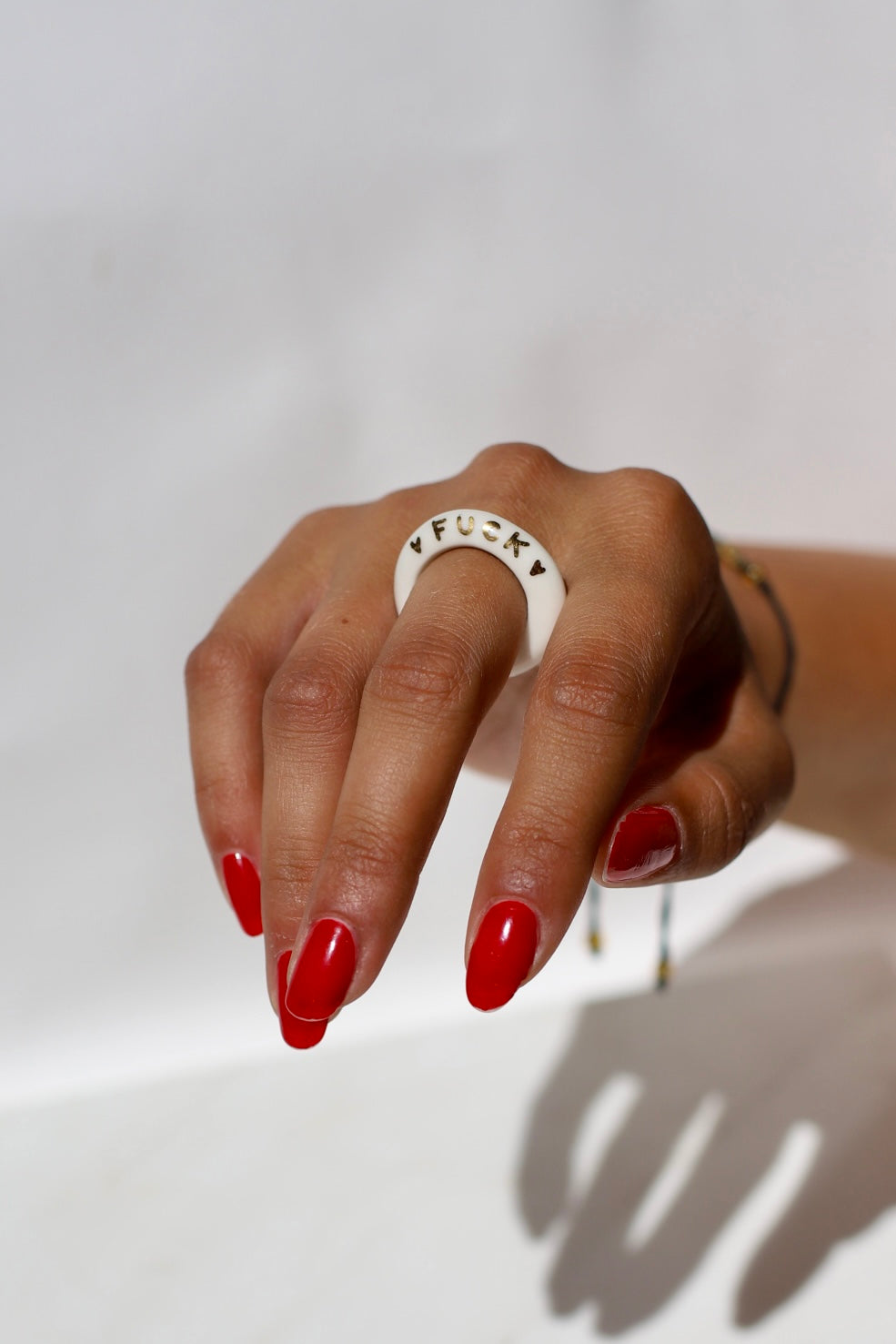 bague en porcelaine blanche émaillée taille 55 FR, avec l'inscription 'FUCK' et des détails à l'or peint à la main 