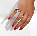 bague en anneau en porcelaine émaillée blanche en taille 47 FR, avec un motif  abstrait de taches d'encre noires intenses et des touches d'or brillant.