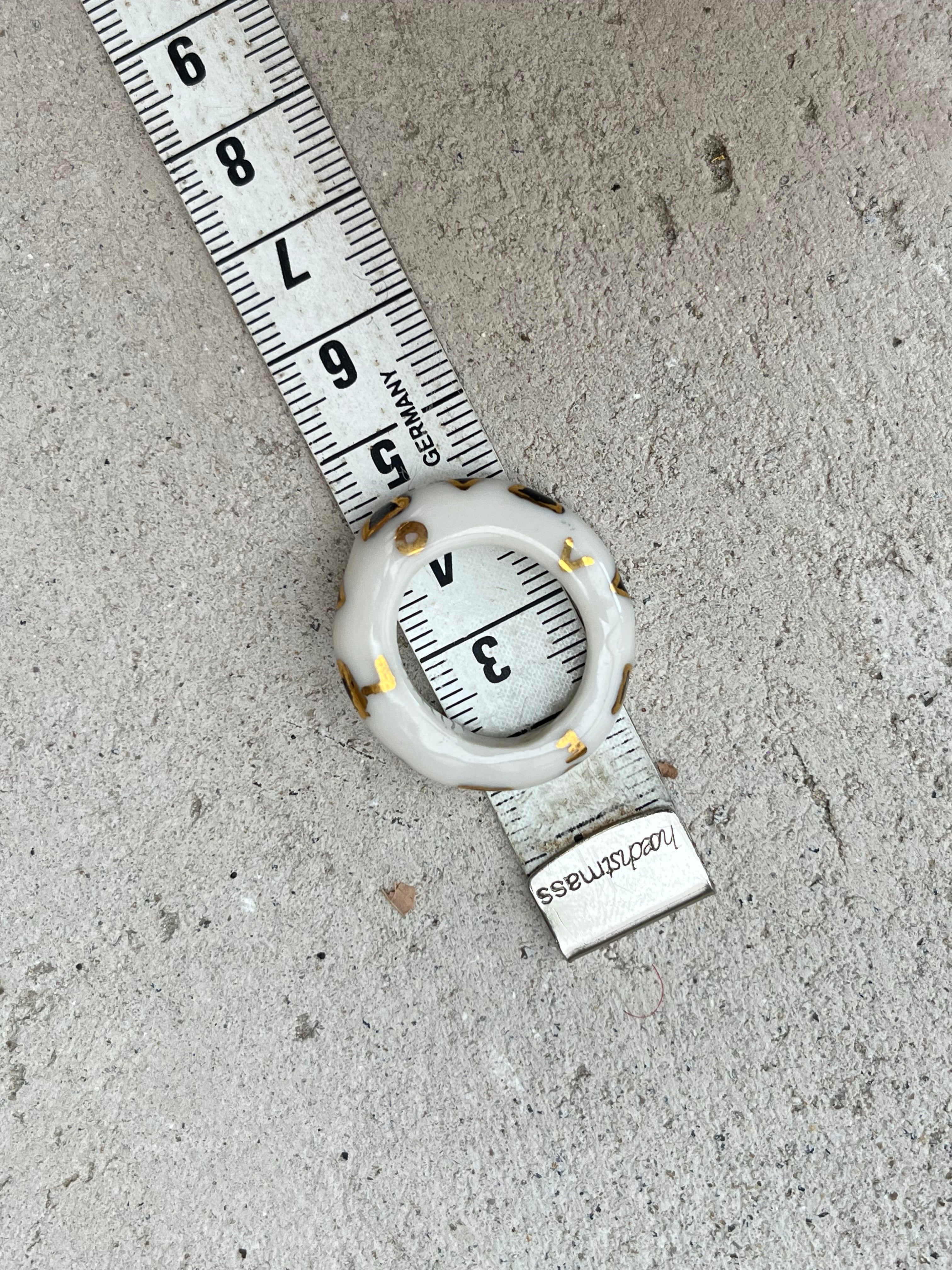 bague fine en céramique, avec le mot L0VE écrit discrètement avec des détails en or liquide peint à la main en taille 53 FR