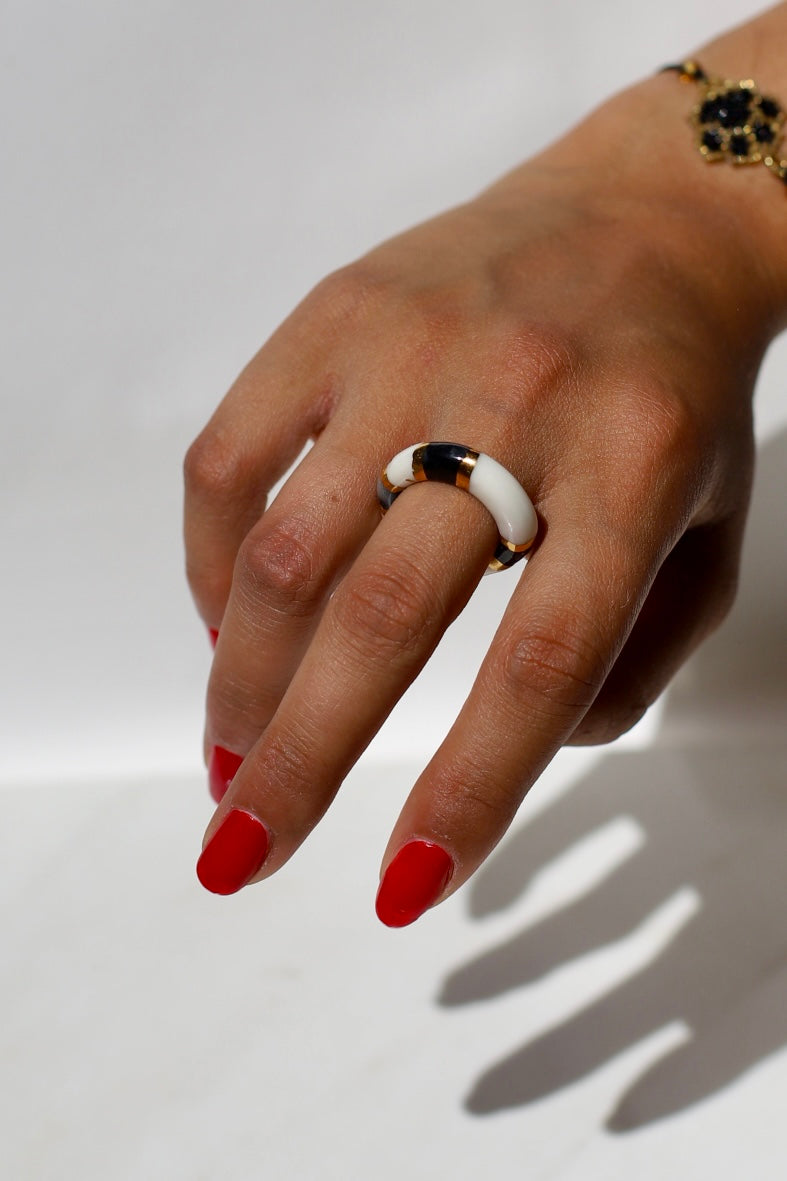 bague en céramique à motif géométrique style art et déco avec des détails peint à la main en noir et or en taille 54 FR 