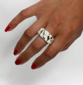 bague anneau asymétrique en porcelaine blanche en taille 54 Fr avec un motif katsugi peint à la main 