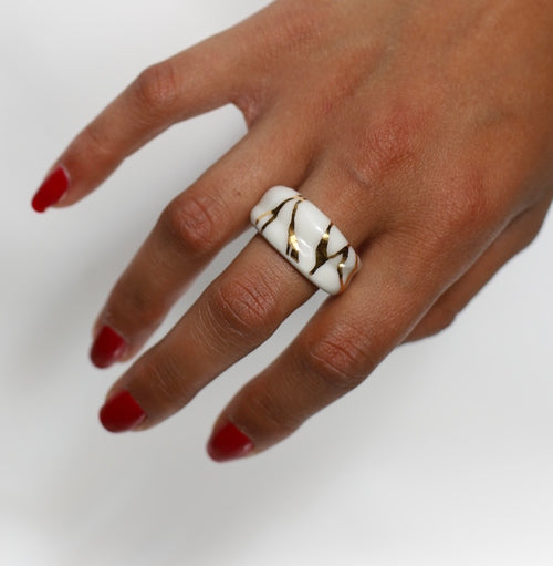 bague anneau asymétrique en porcelaine blanche en taille 54 Fr avec un motif katsugi peint à la main 