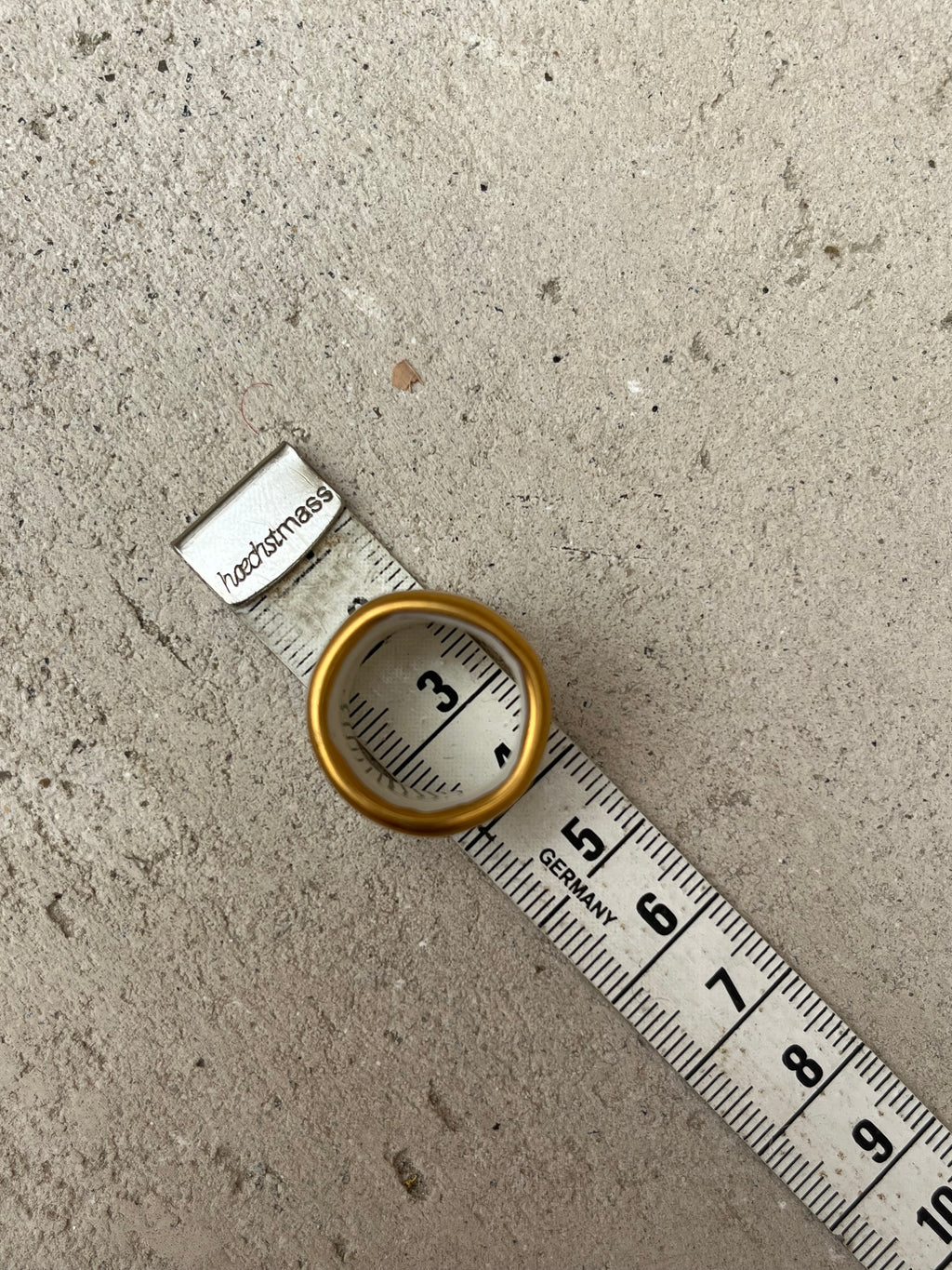 bague en porcelaine façonné à la main avec un motif floral bleu en taille 52 FR et un liseré d'or sur la tranche 