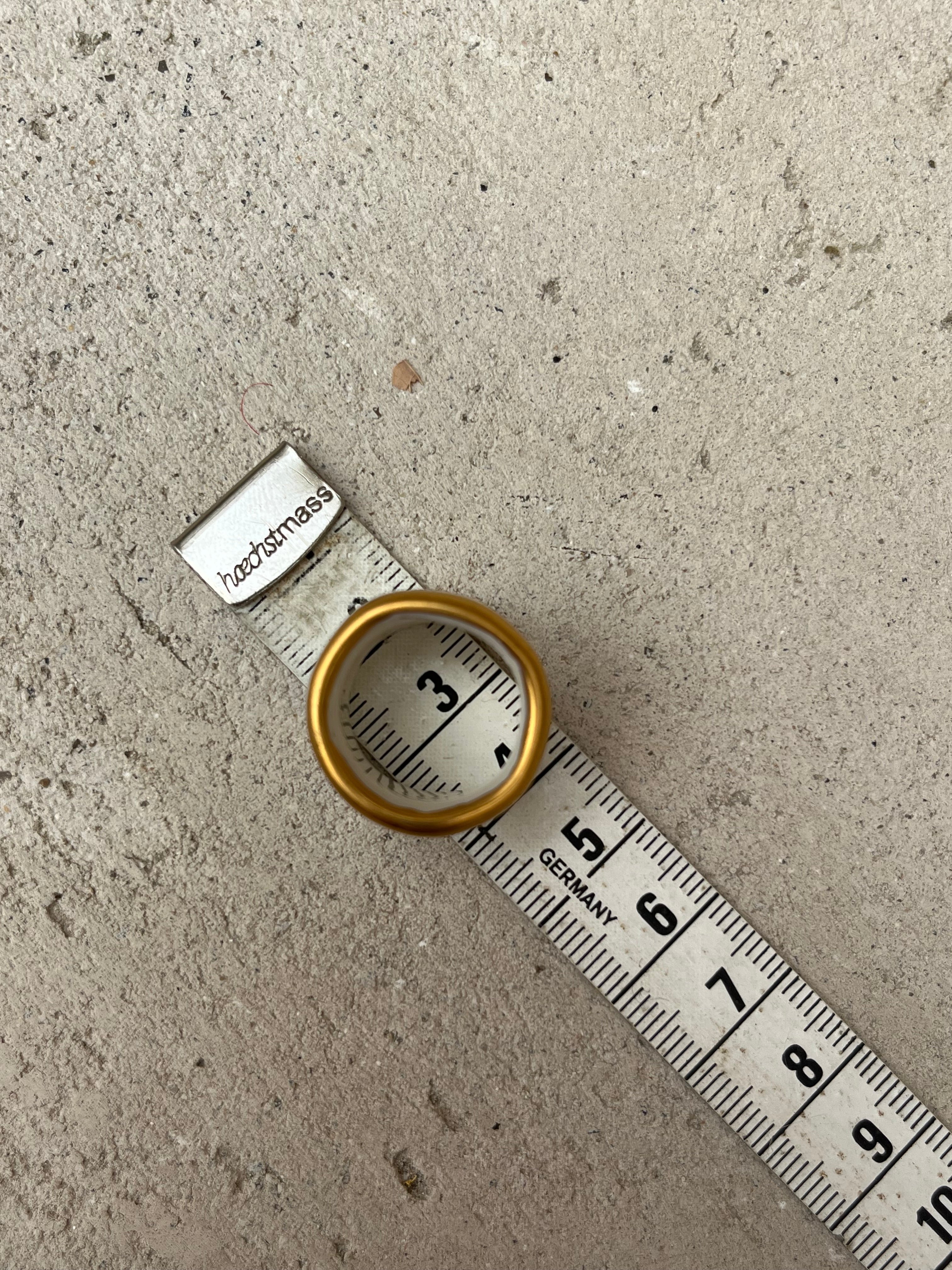 bague en porcelaine façonné à la main avec un motif floral bleu en taille 52 FR et un liseré d'or sur la tranche 
