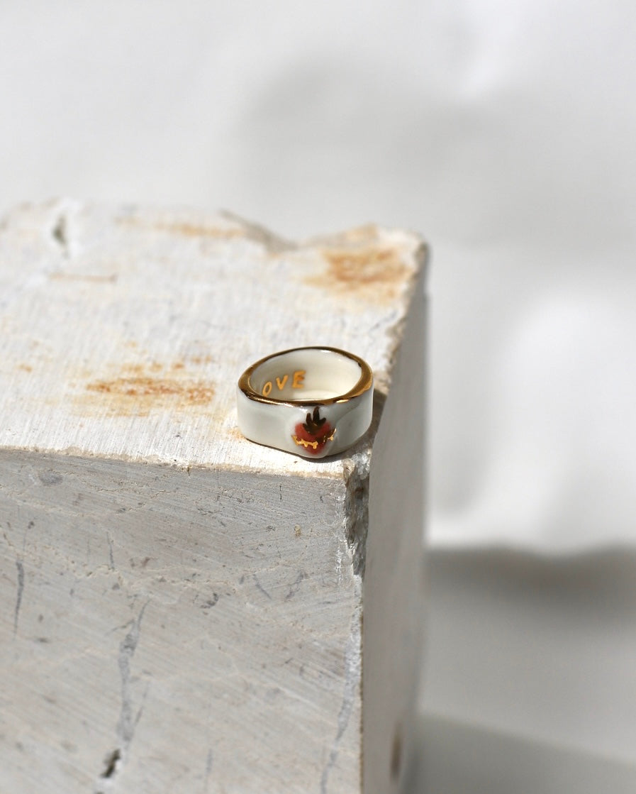 bague en porcelaine blanche avec un motif coeur ex-voto rose peint à la main avec des détails à l'or liquide taille 53 FR